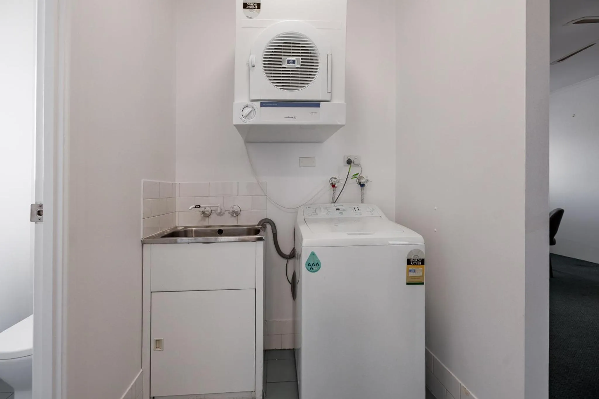 washing machine in Maraboon Motor Inn