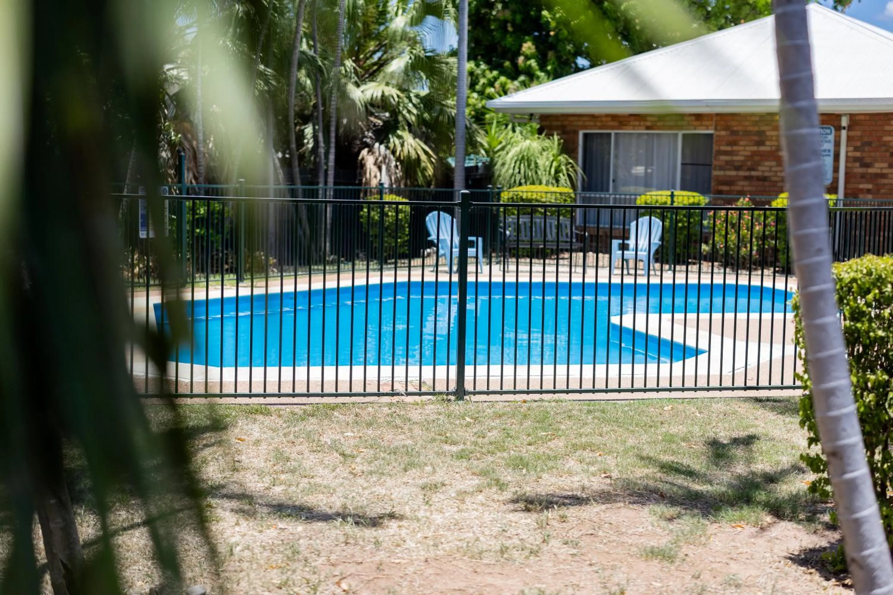 Swimming pool in Maraboon Motor Inn