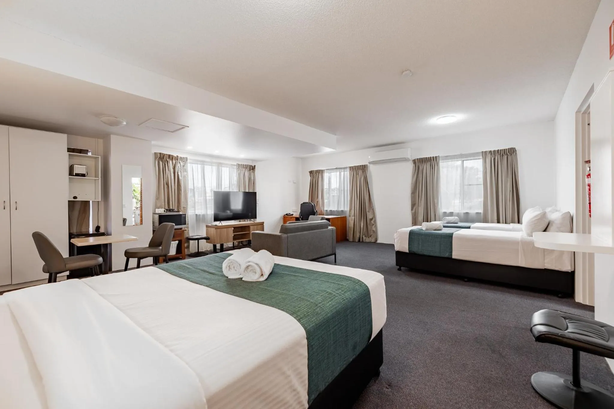 Photo of the whole room, Bed in Maraboon Motor Inn