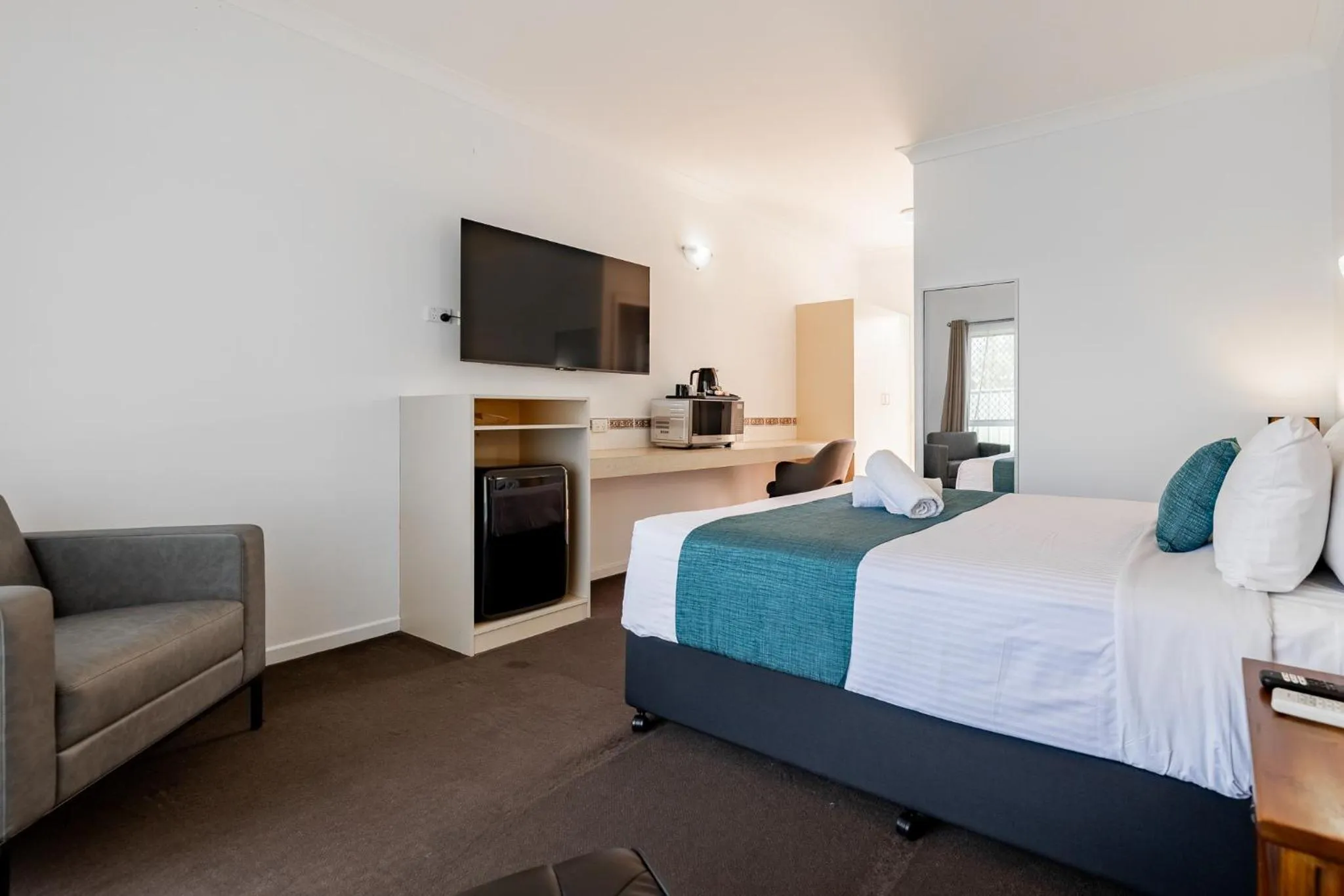 Photo of the whole room, Bed in Maraboon Motor Inn