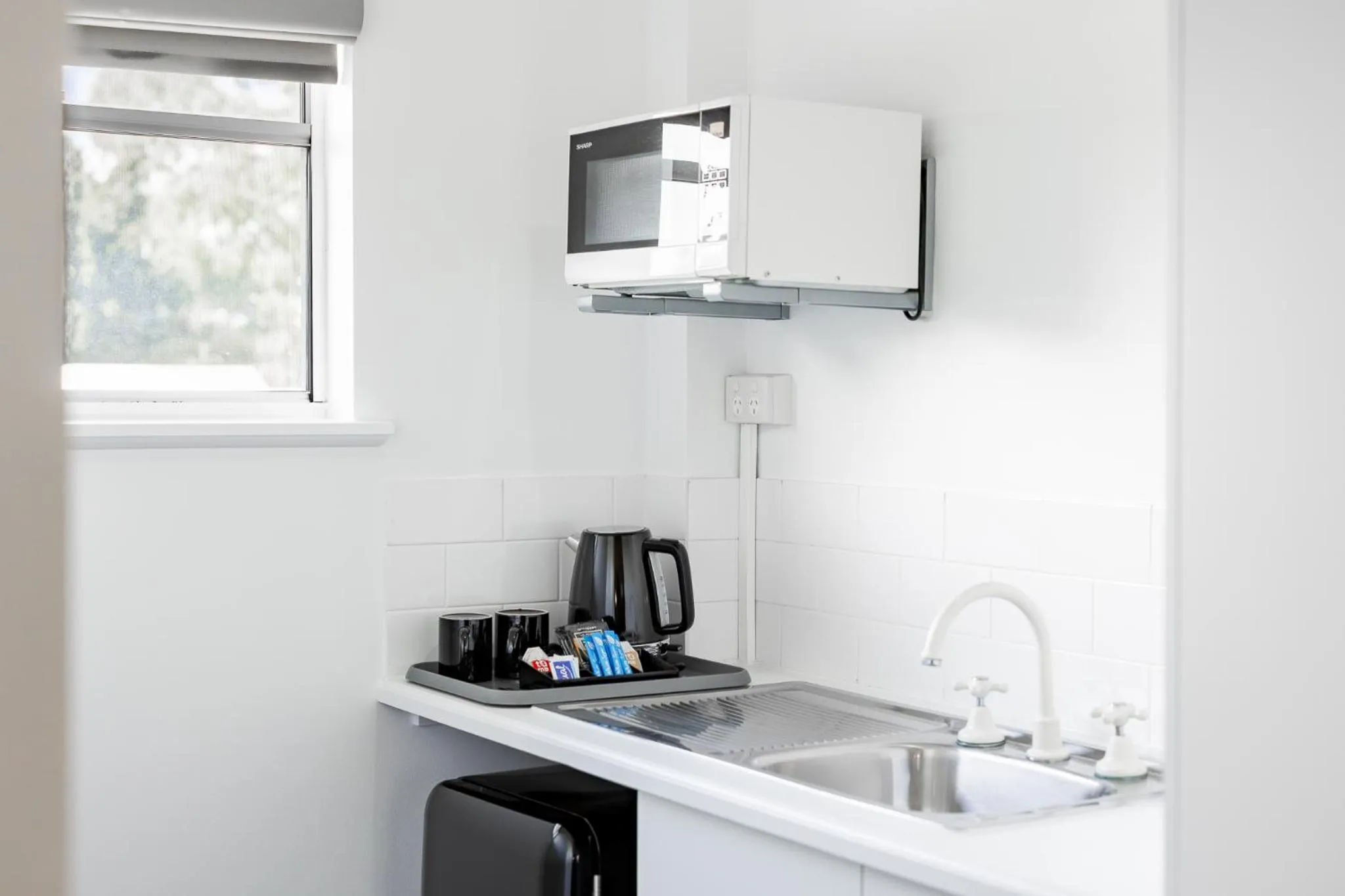 Kitchen or kitchenette in Maraboon Motor Inn