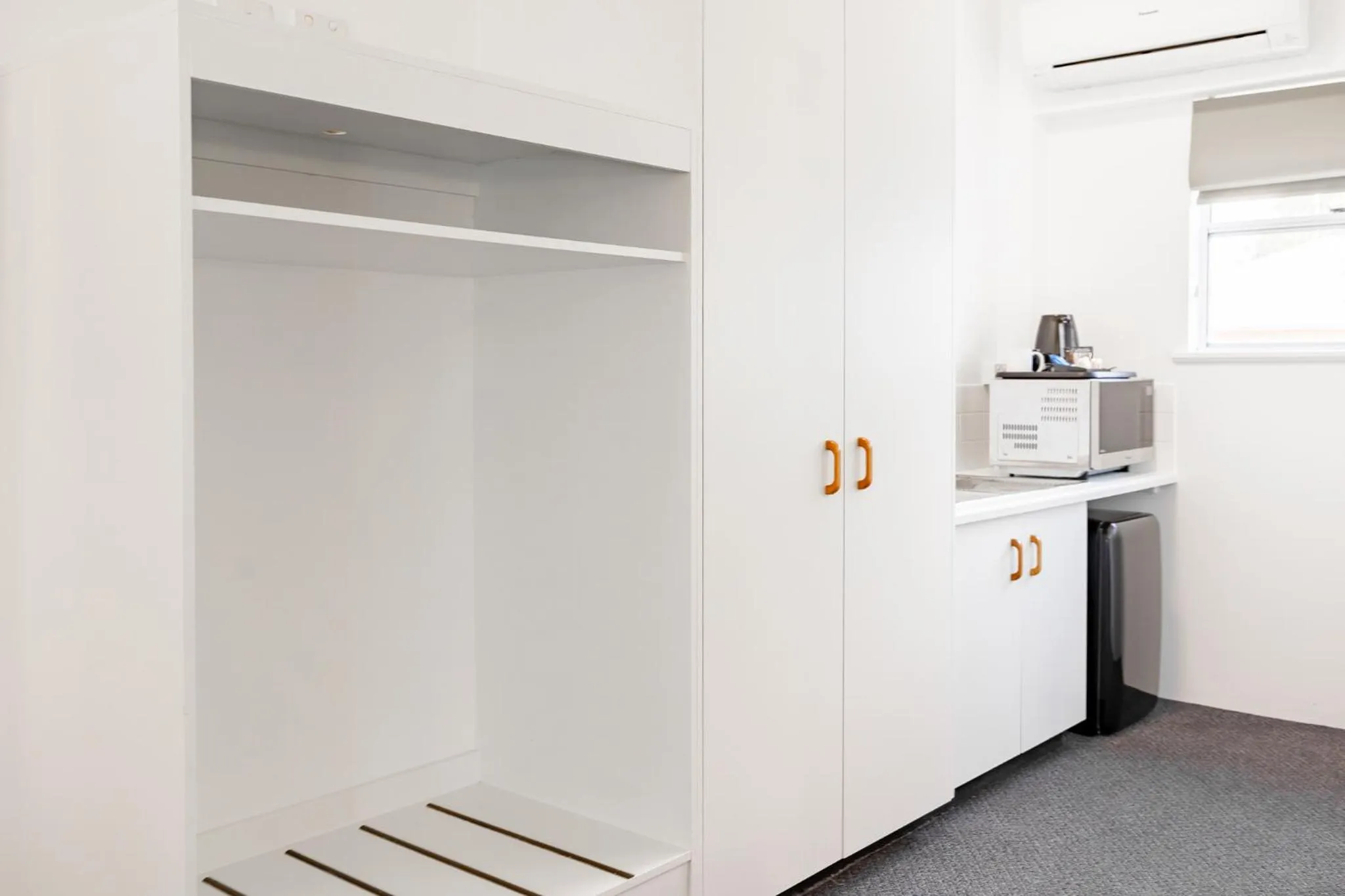 wardrobe in Maraboon Motor Inn