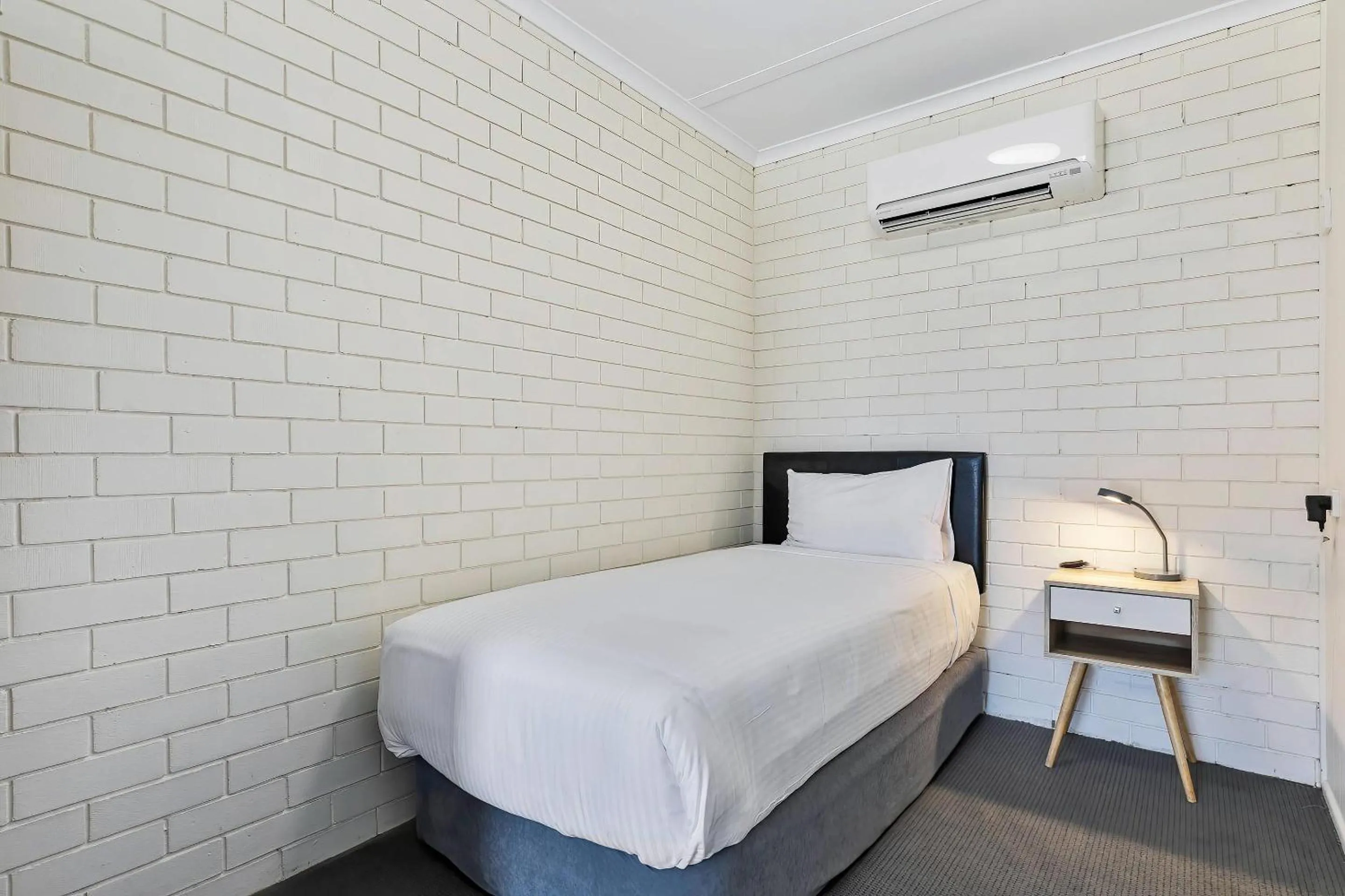 Bedroom, Bed in Comfort Inn on Main Hervey Bay