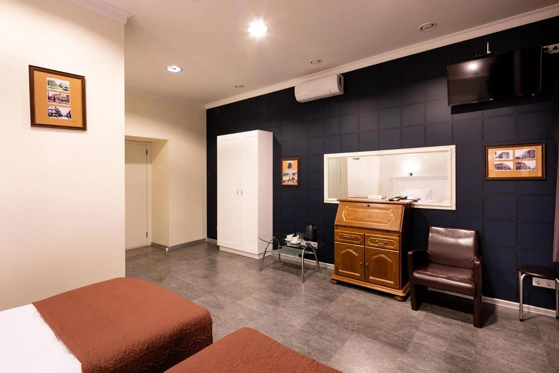Photo of the whole room, Bed in Biplan City