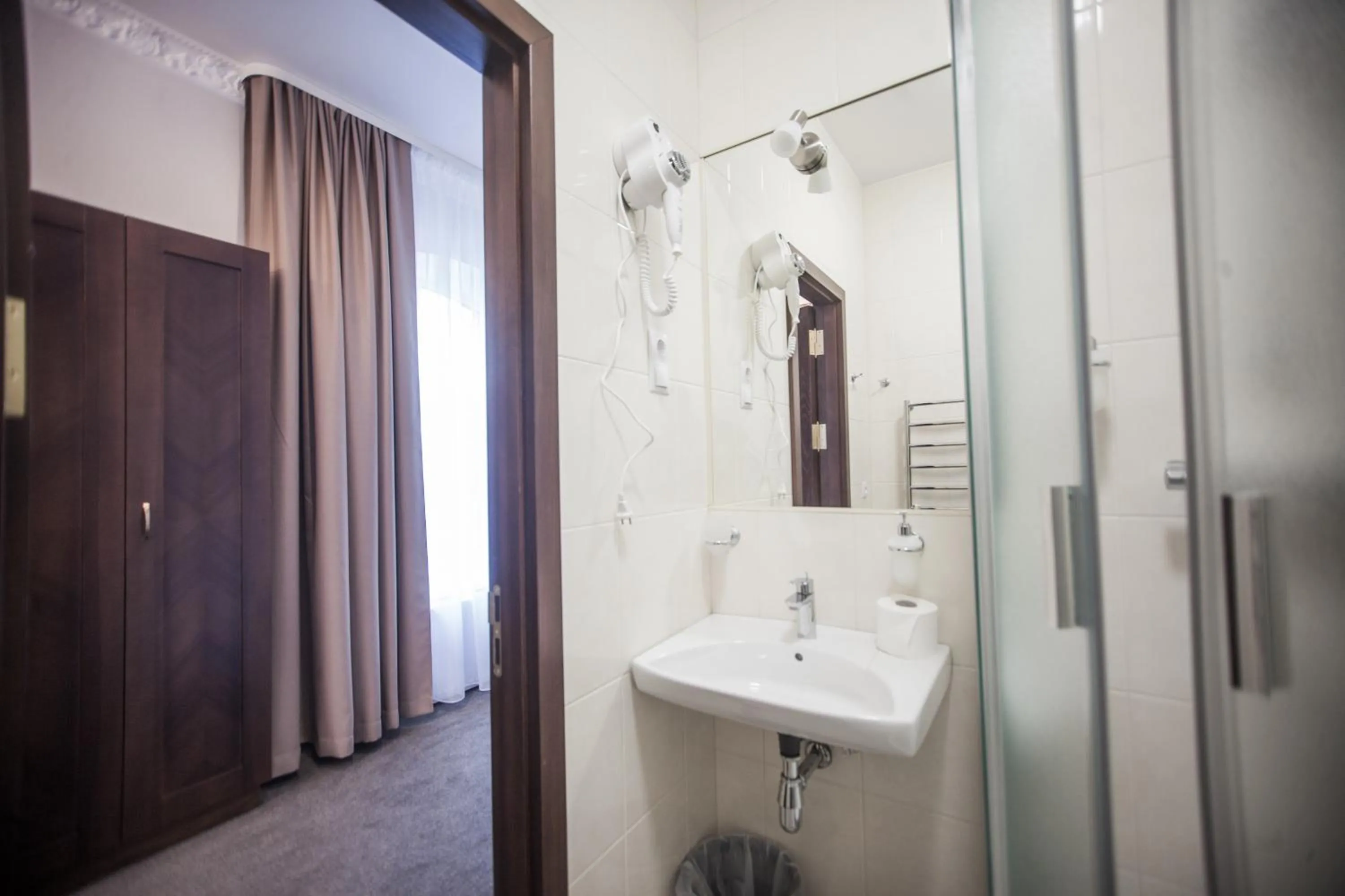 Shower in Biplan City