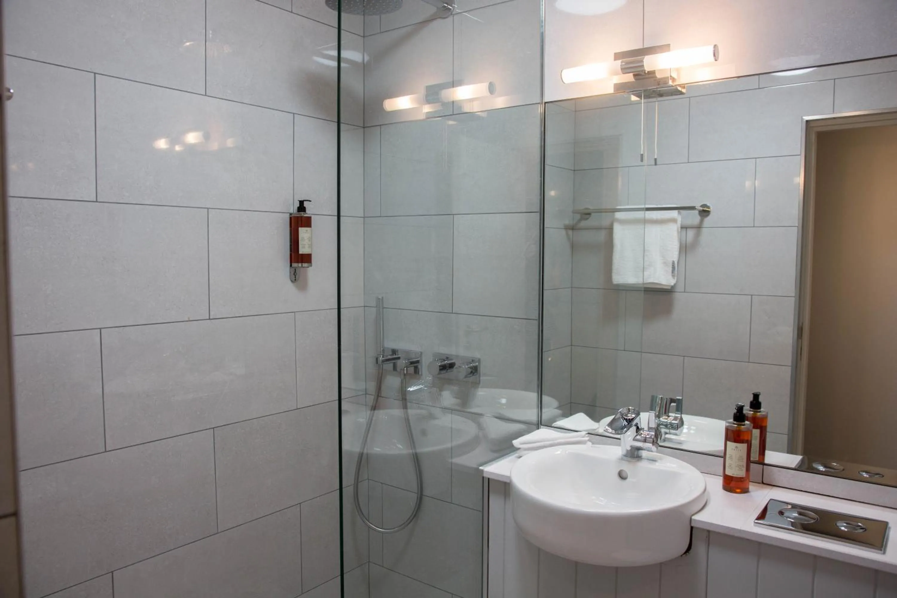 Shower in Waterfront Hotel Dungloe