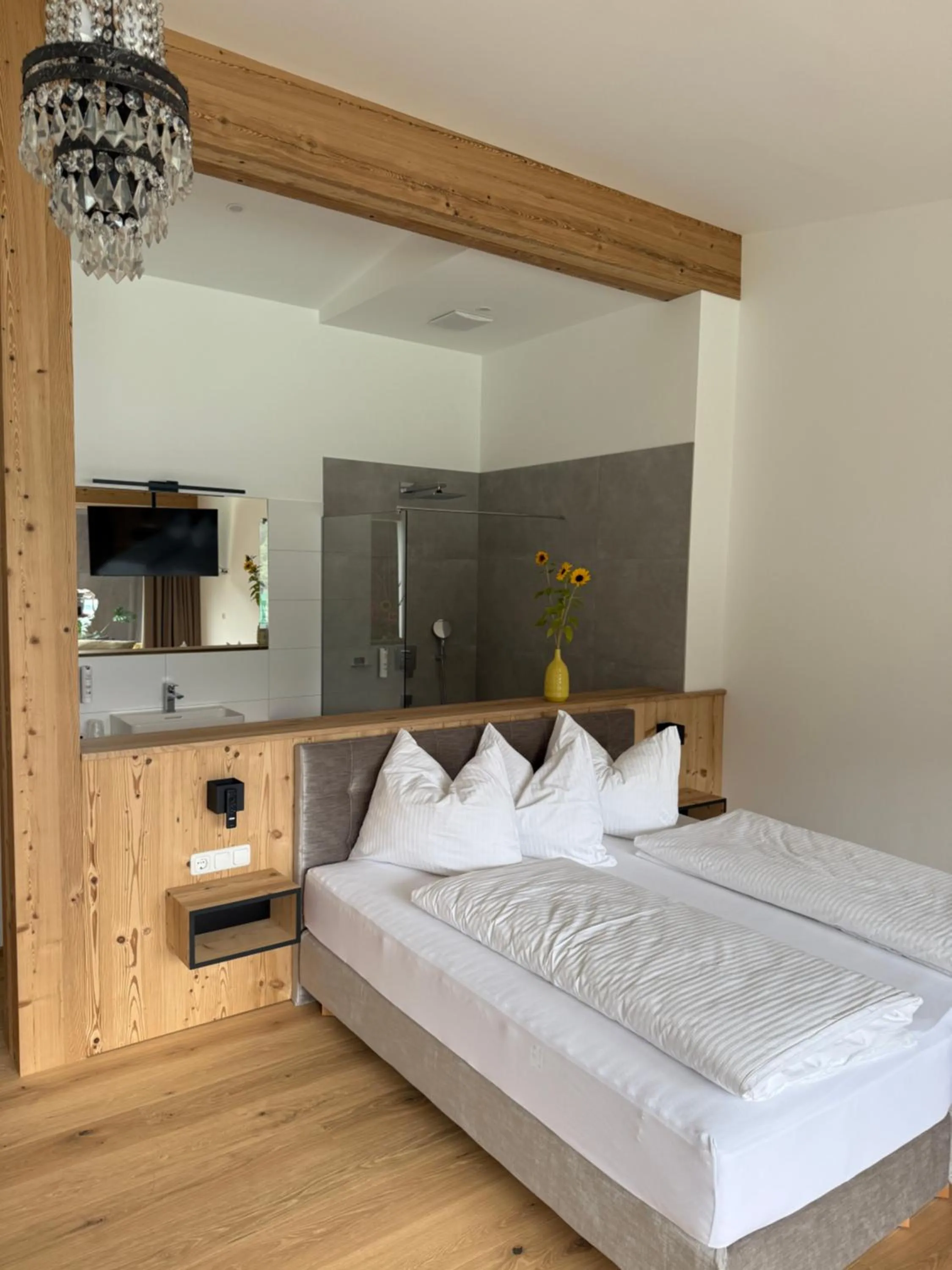 Communal lounge/ TV room, Bed in Seehotel Lilly