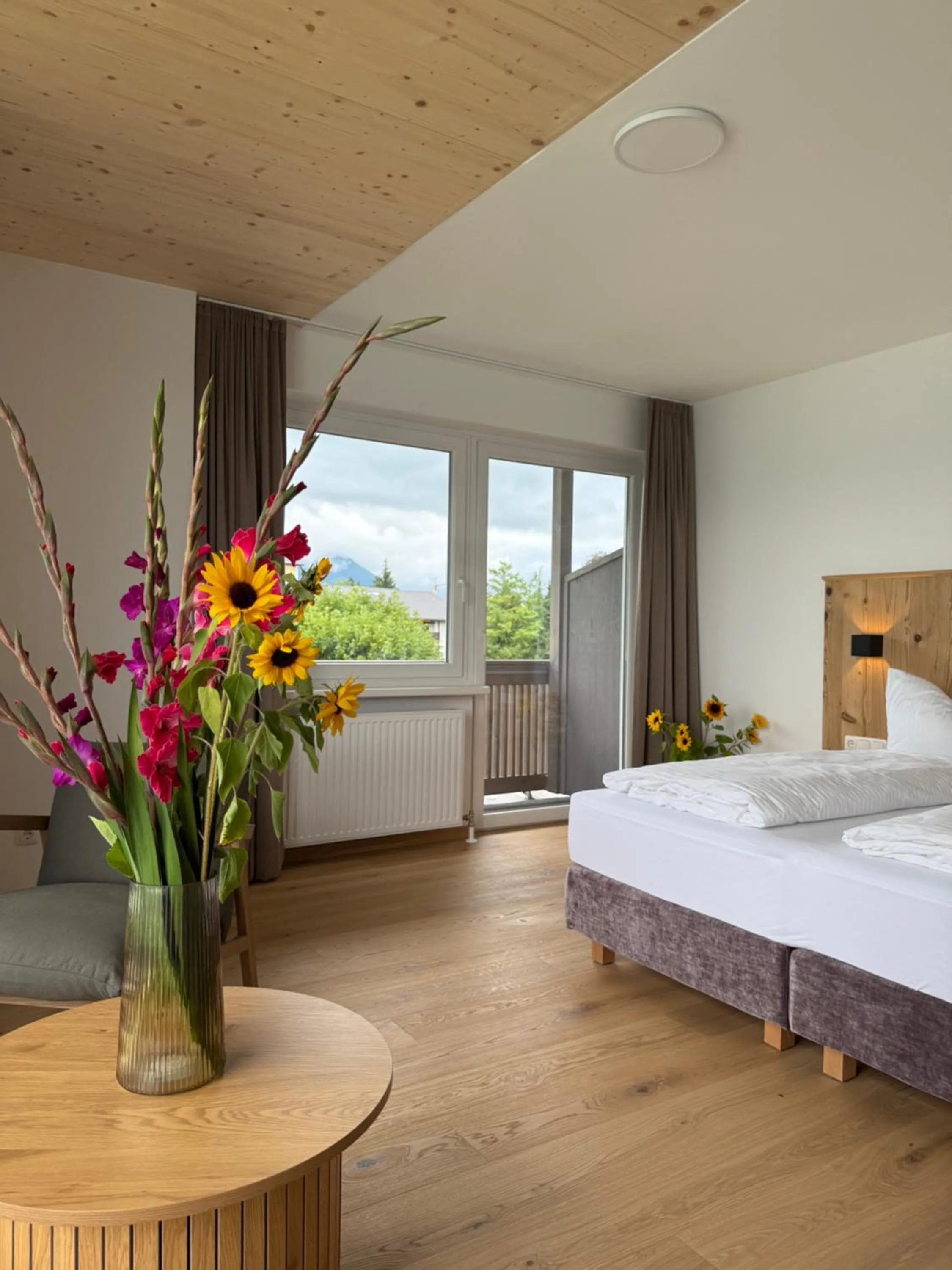 Communal lounge/ TV room, Bed in Seehotel Lilly