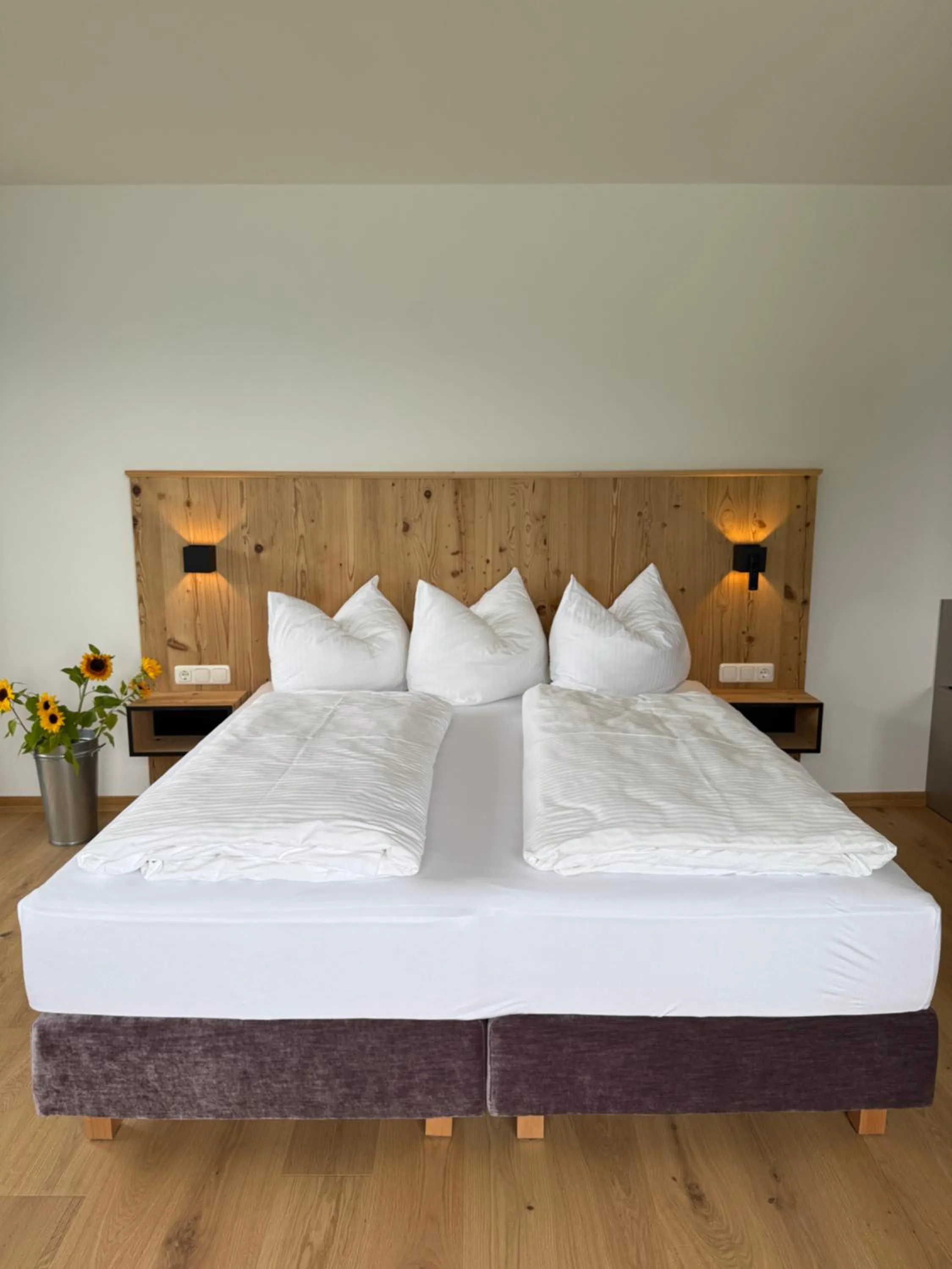 Communal lounge/ TV room, Bed in Seehotel Lilly