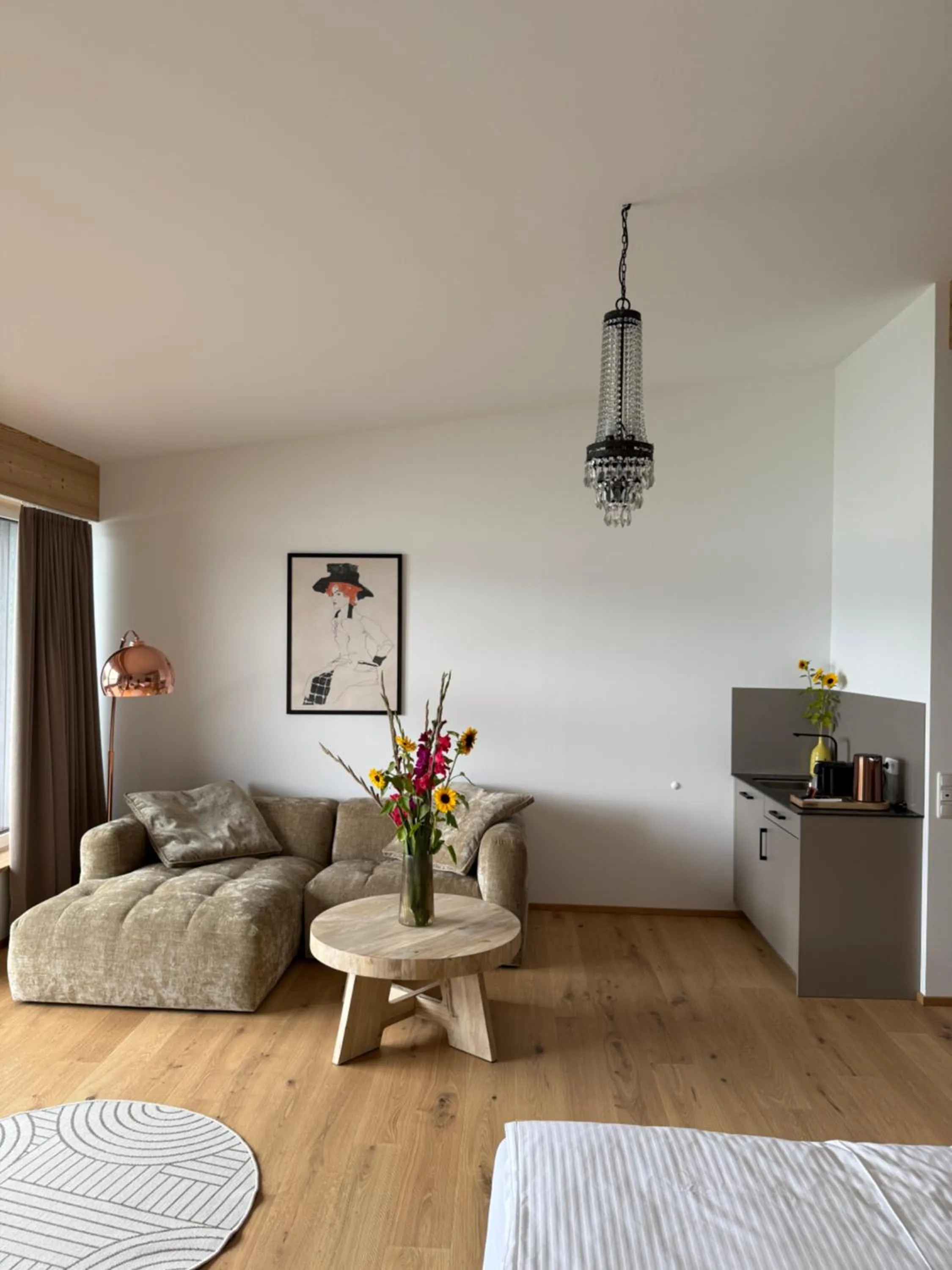 Communal lounge/ TV room, Bed in Seehotel Lilly