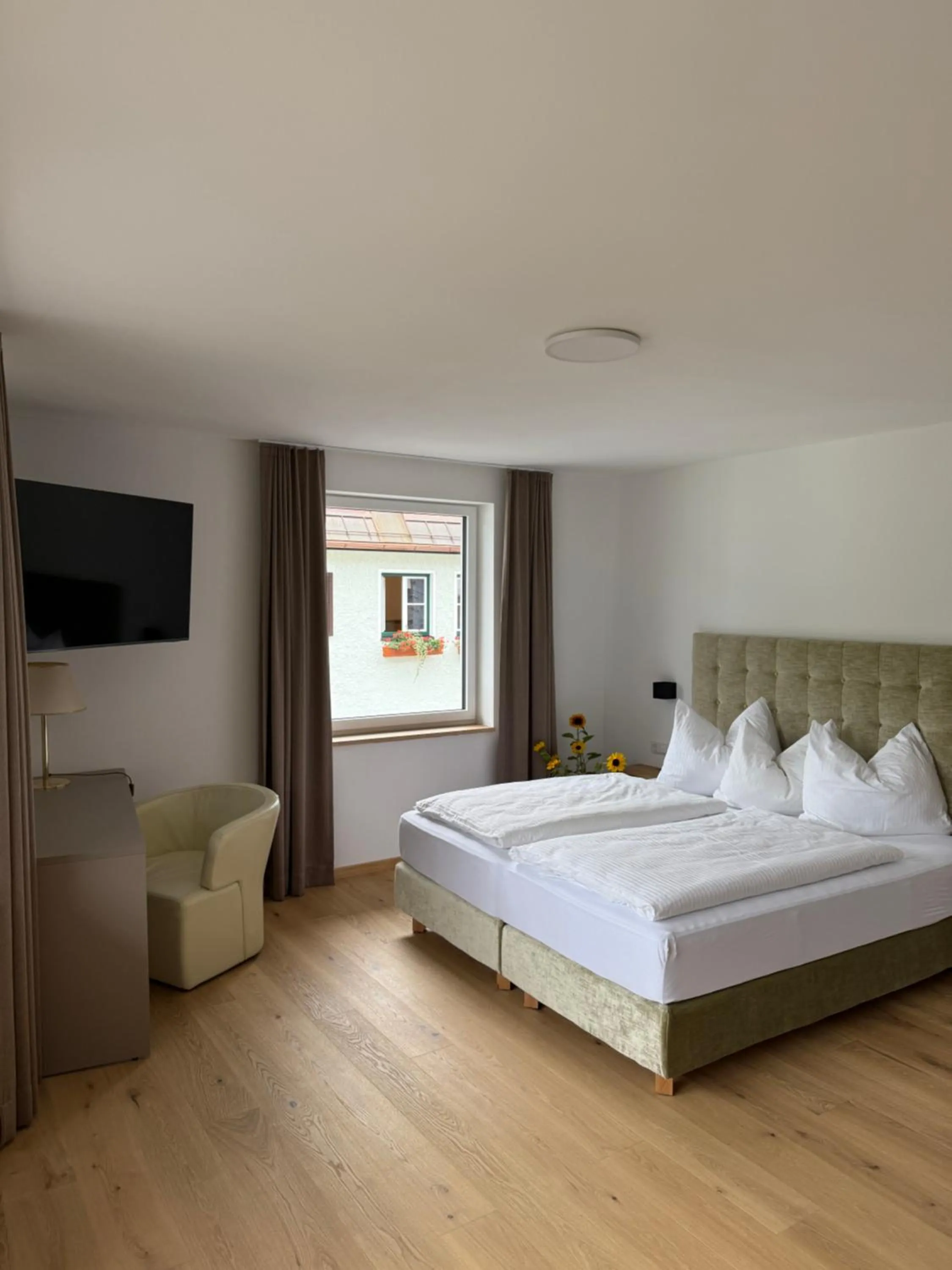 Communal lounge/ TV room, Bed in Seehotel Lilly