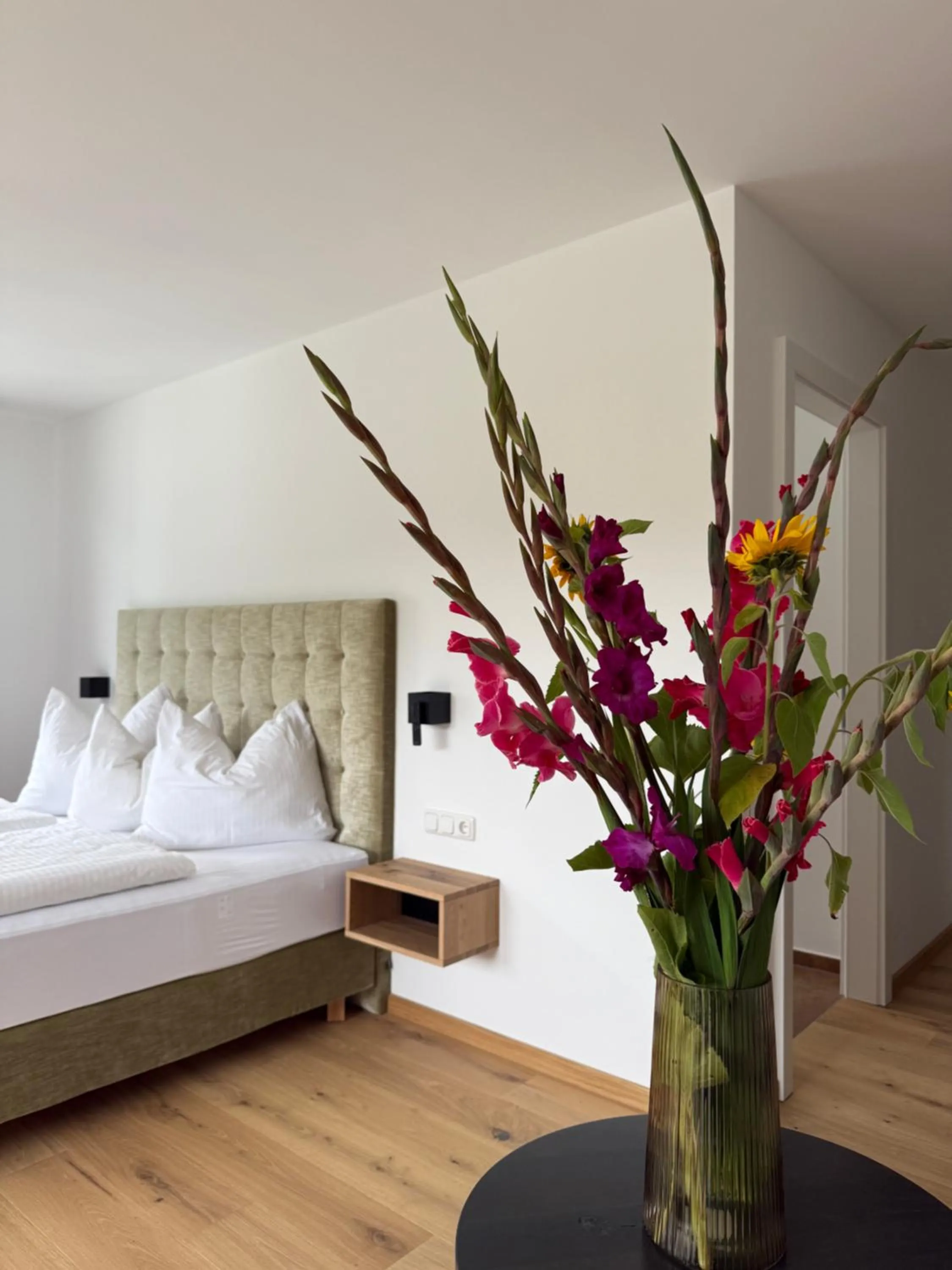 Communal lounge/ TV room, Bed in Seehotel Lilly