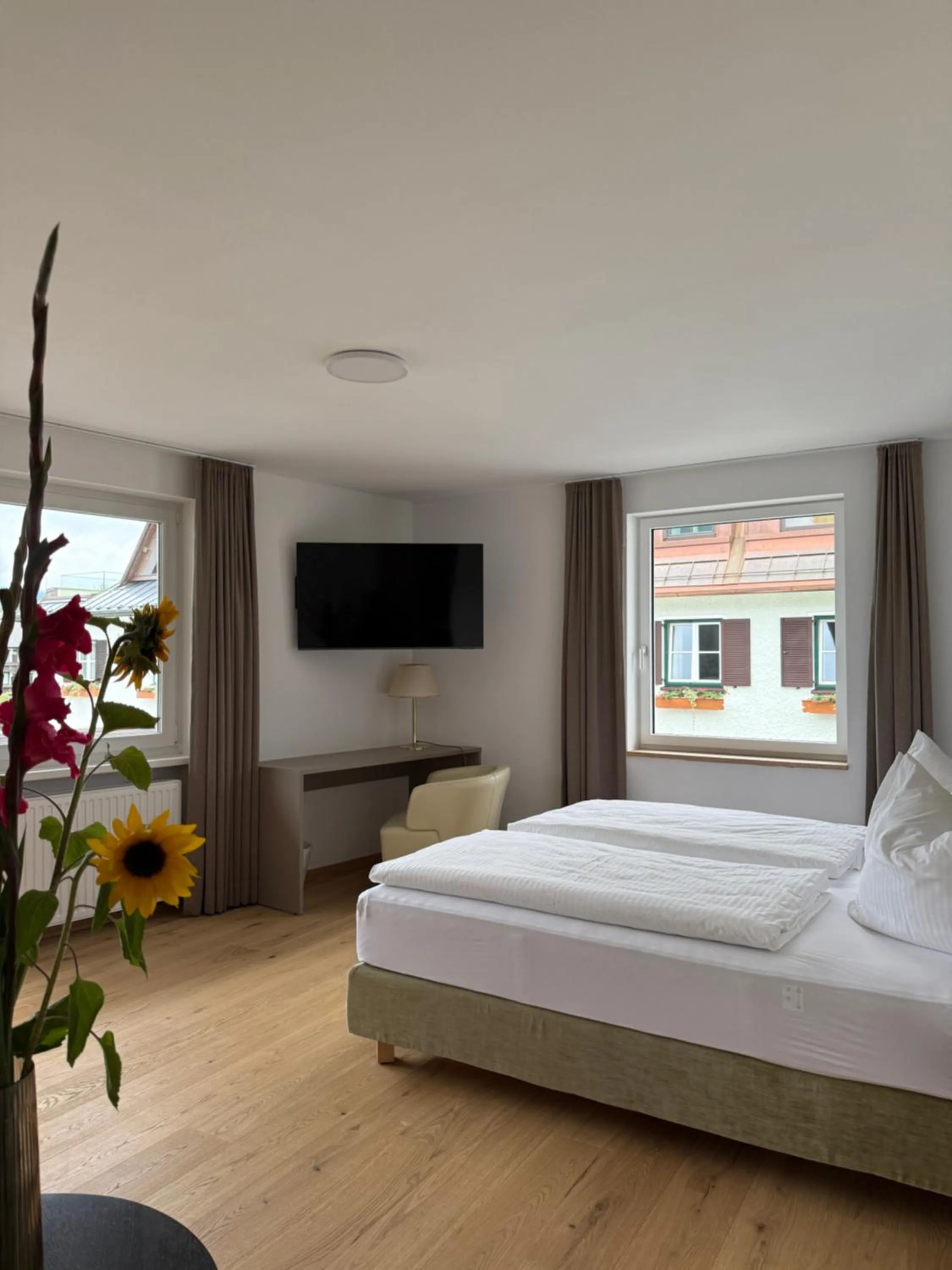 Communal lounge/ TV room, Bed in Seehotel Lilly