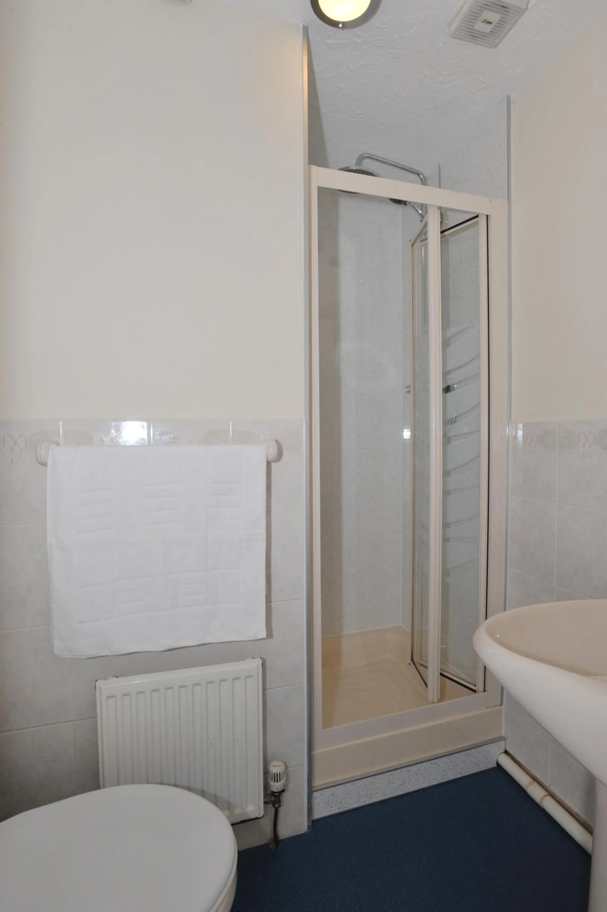 Bathroom, Bed in California Inn