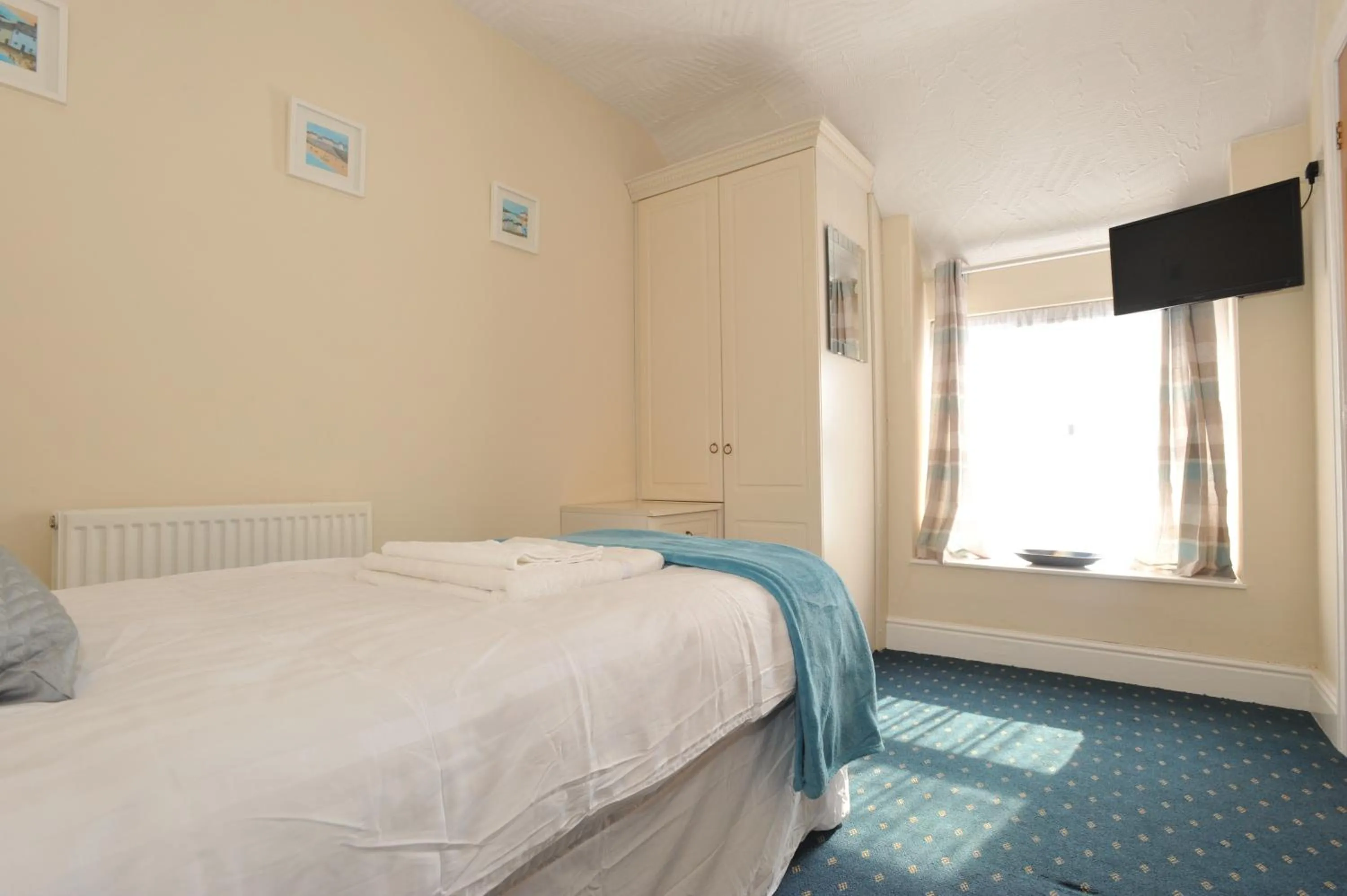 Photo of the whole room, Bed in California Inn