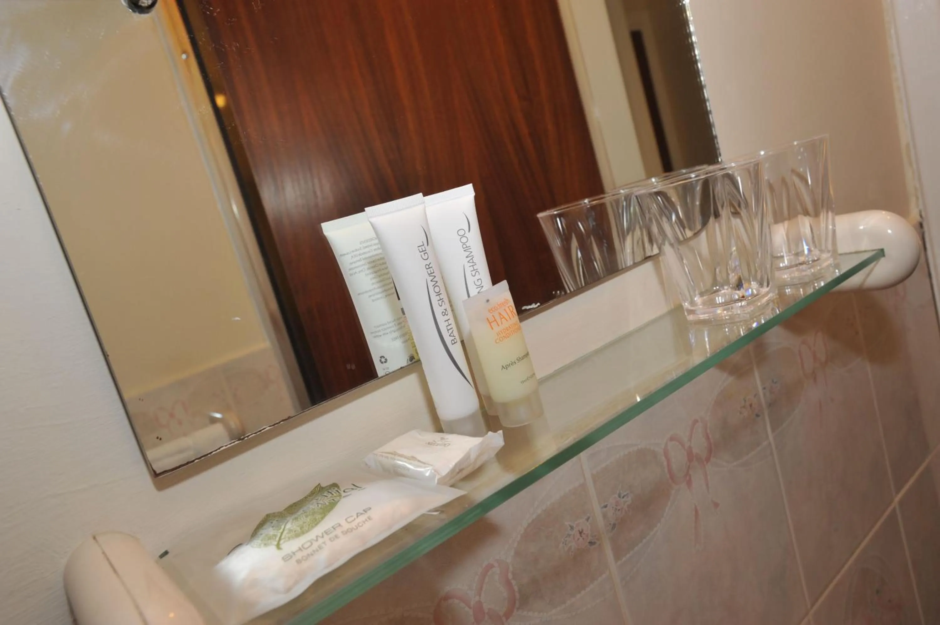 Bathroom in California Inn