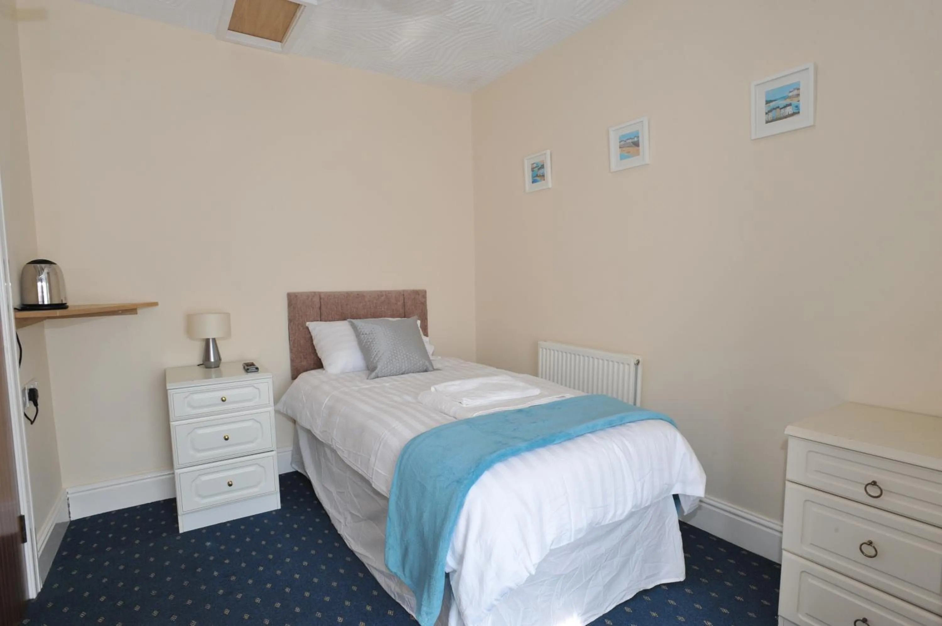 Bed in California Inn