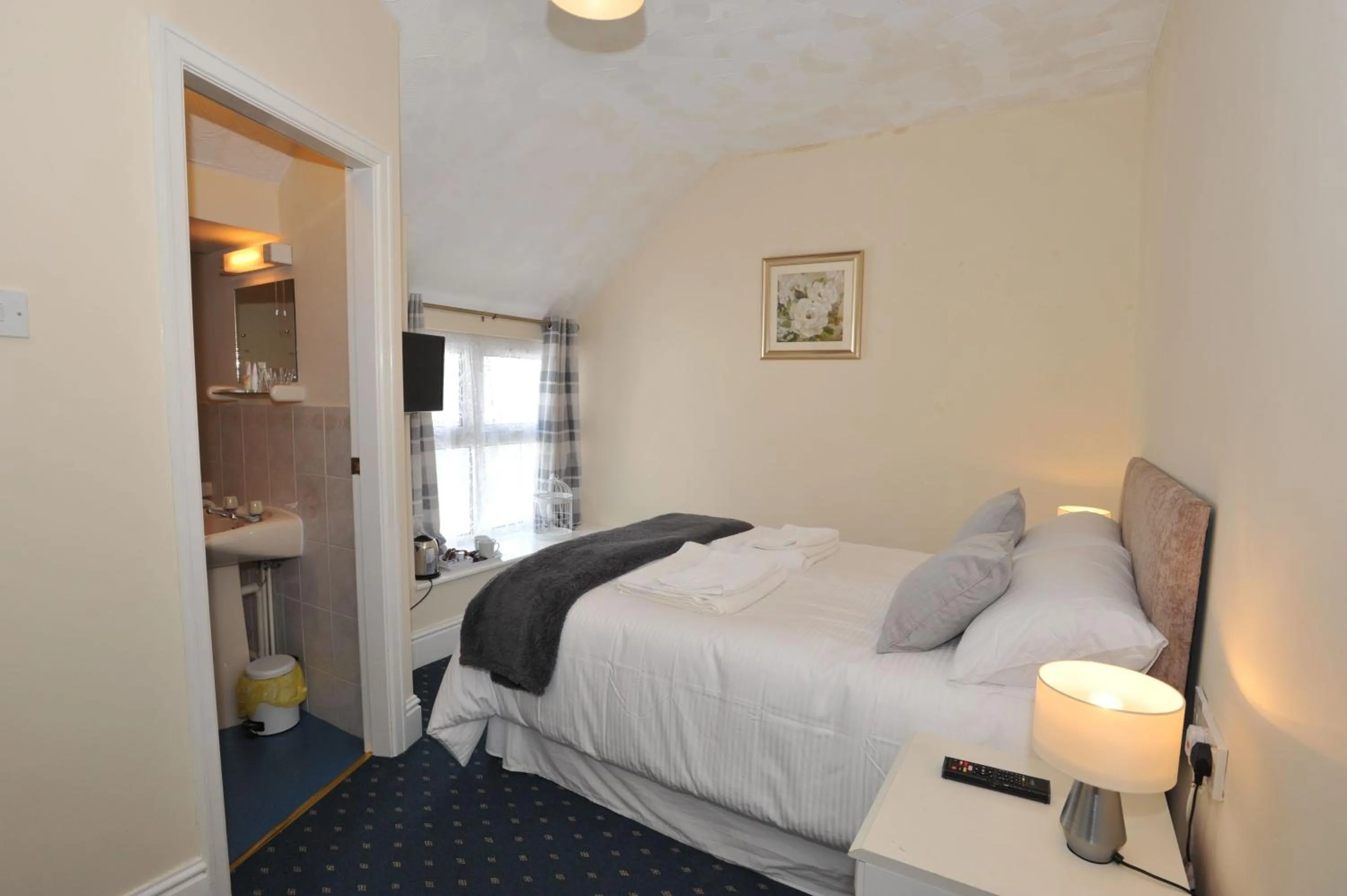 Bed in California Inn