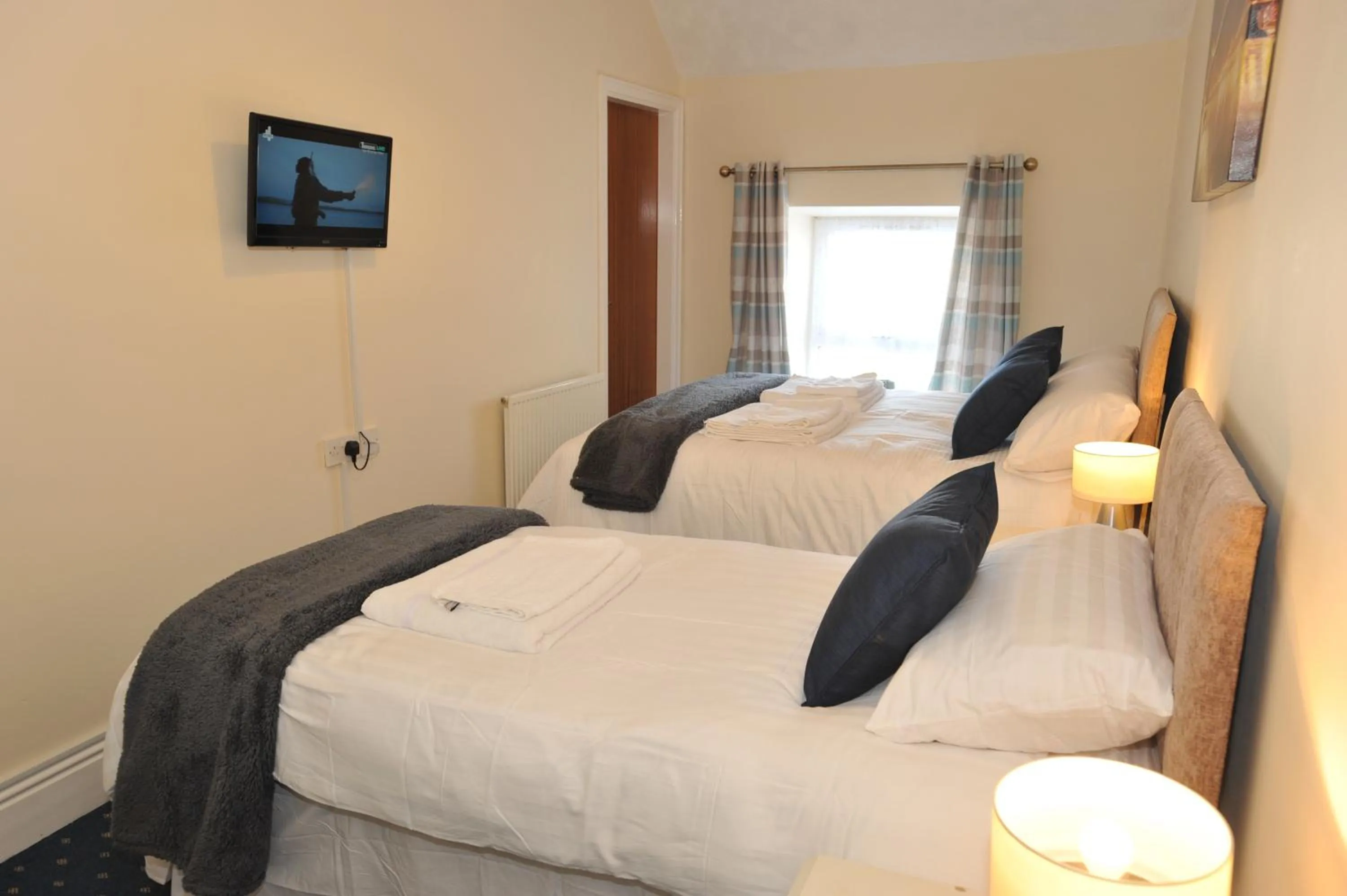 Bed in California Inn