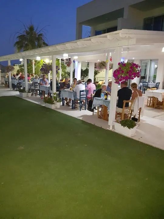 Restaurant/places to eat in Christopher's Sandy Beach Suites