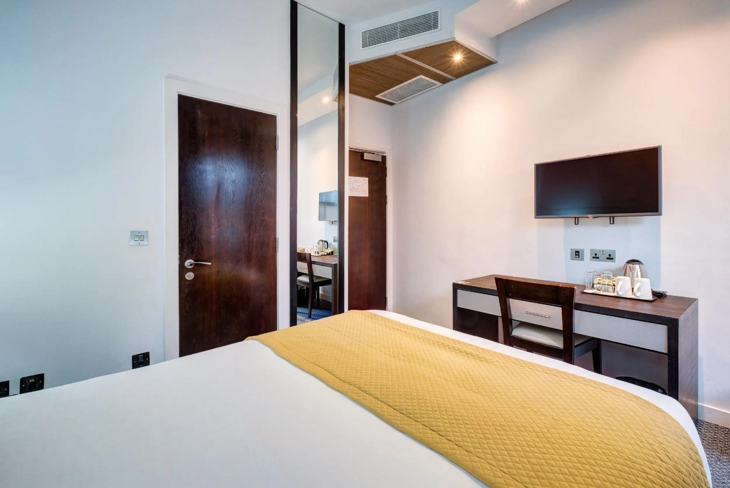 Bed in Maitrise Hotel Maida Vale - London