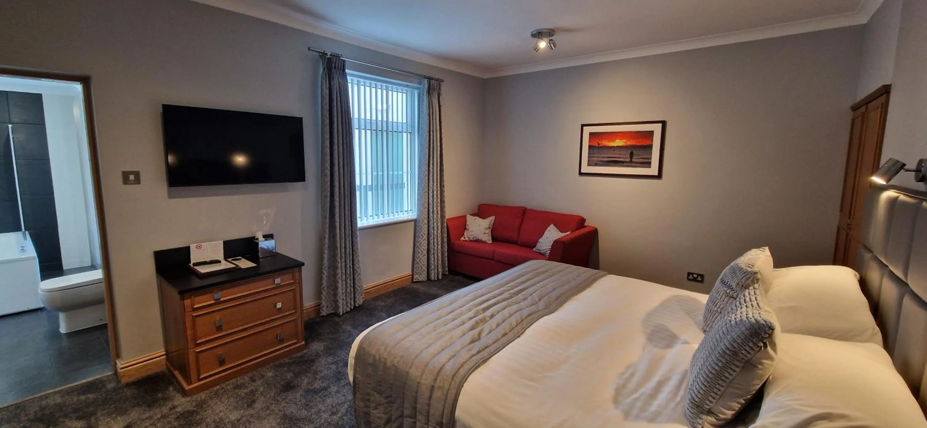 Photo of the whole room, Bed in The Royal Hotel