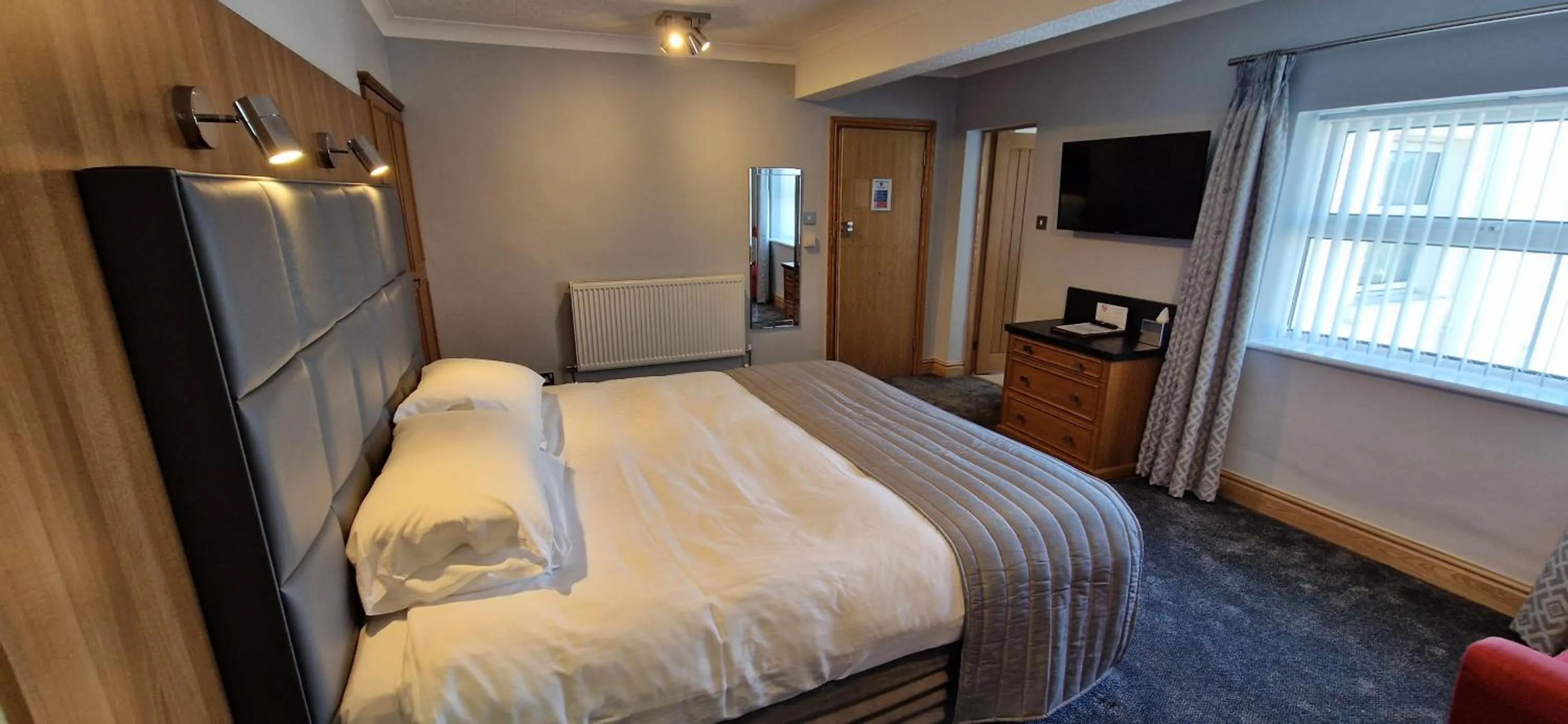 Photo of the whole room, Bed in The Royal Hotel