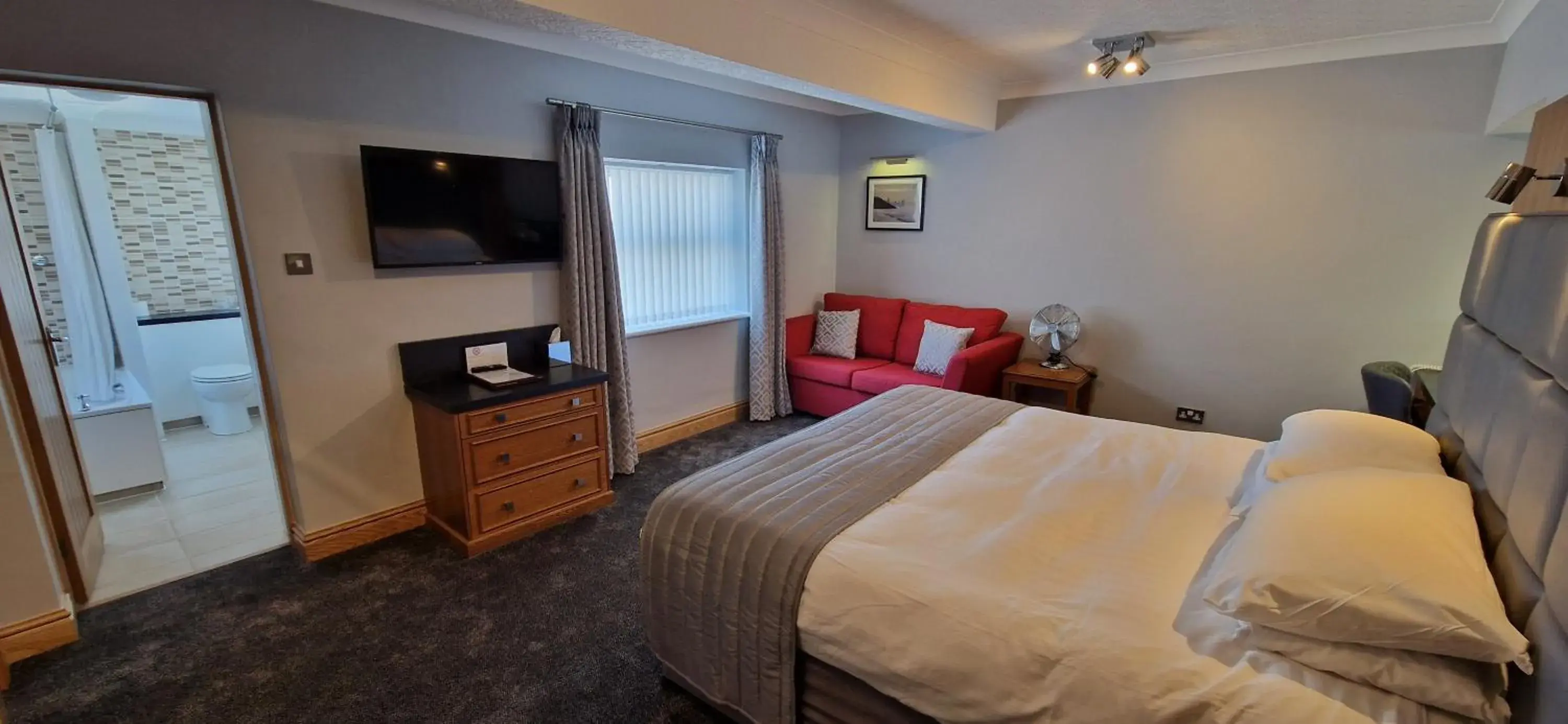 Photo of the whole room, Bed in The Royal Hotel Photo of the whole room, Bed in The Royal Hotel