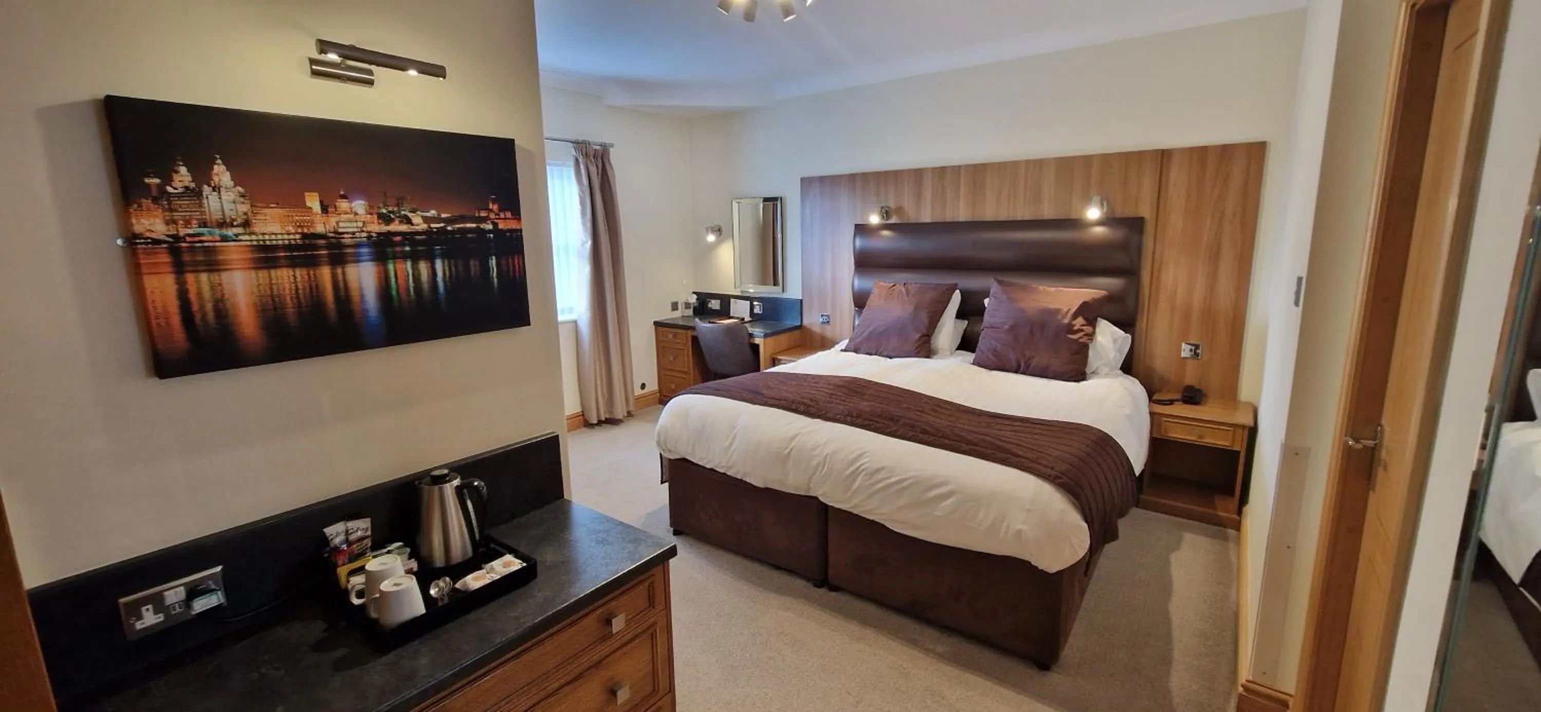 Photo of the whole room, Bed in The Royal Hotel