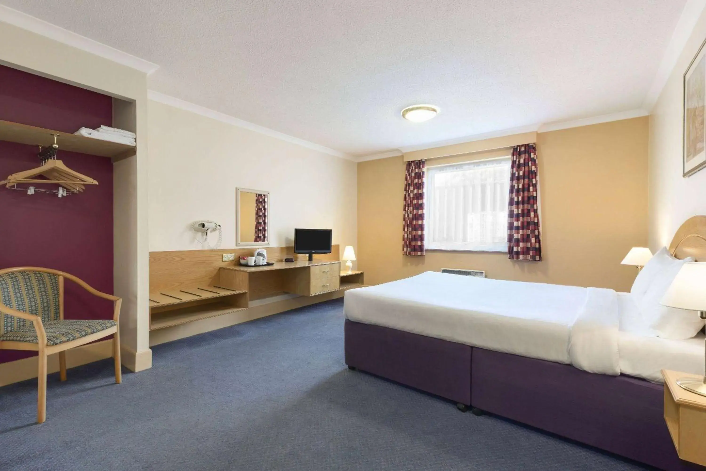 Photo of the whole room, Bed in Days Inn Watford Gap Photo of the whole room, Bed in Days Inn Watford Gap