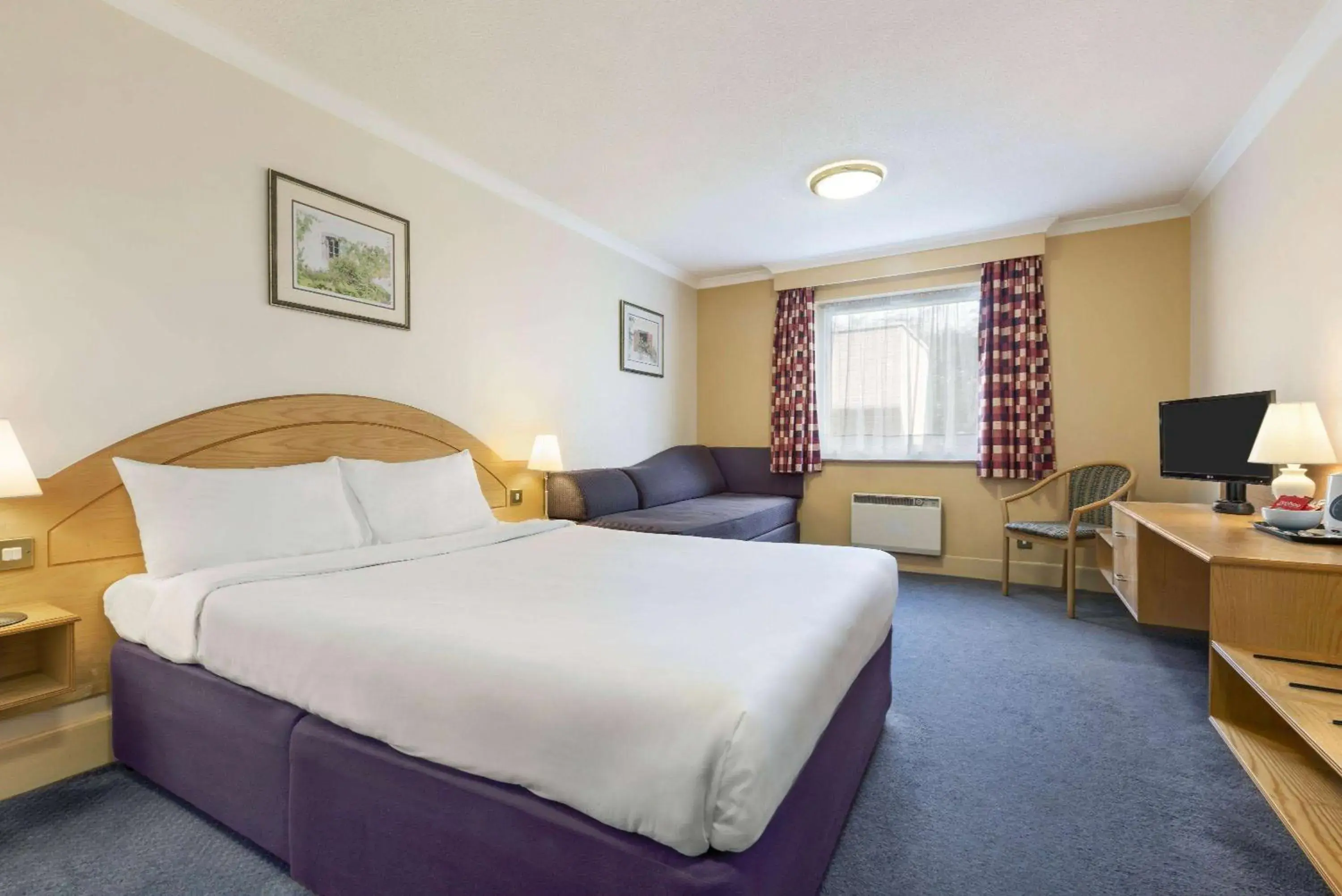 Photo of the whole room, Bed in Days Inn Watford Gap Photo of the whole room, Bed in Days Inn Watford Gap