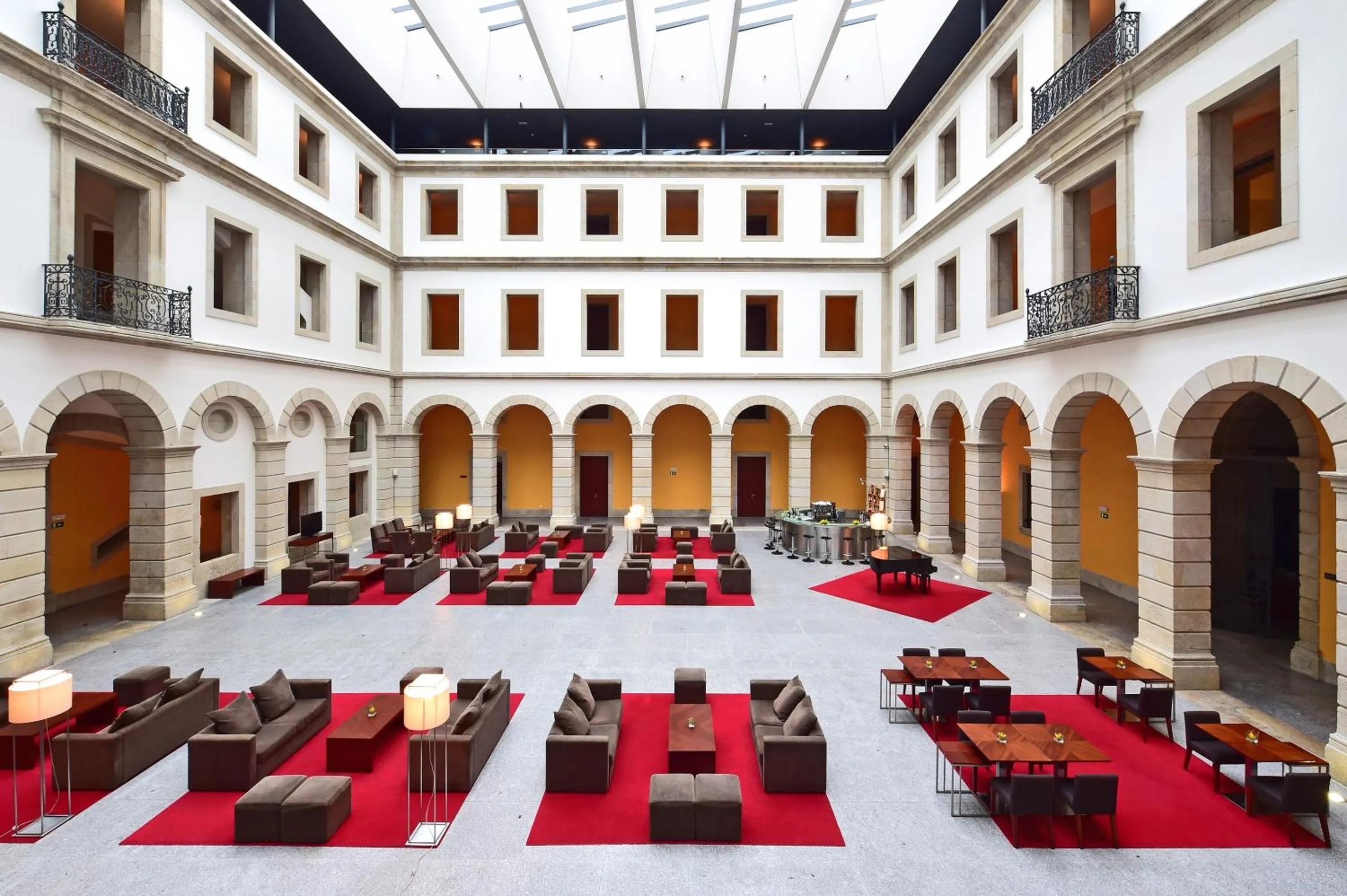 Communal lounge/ TV room in Pousada De Viseu