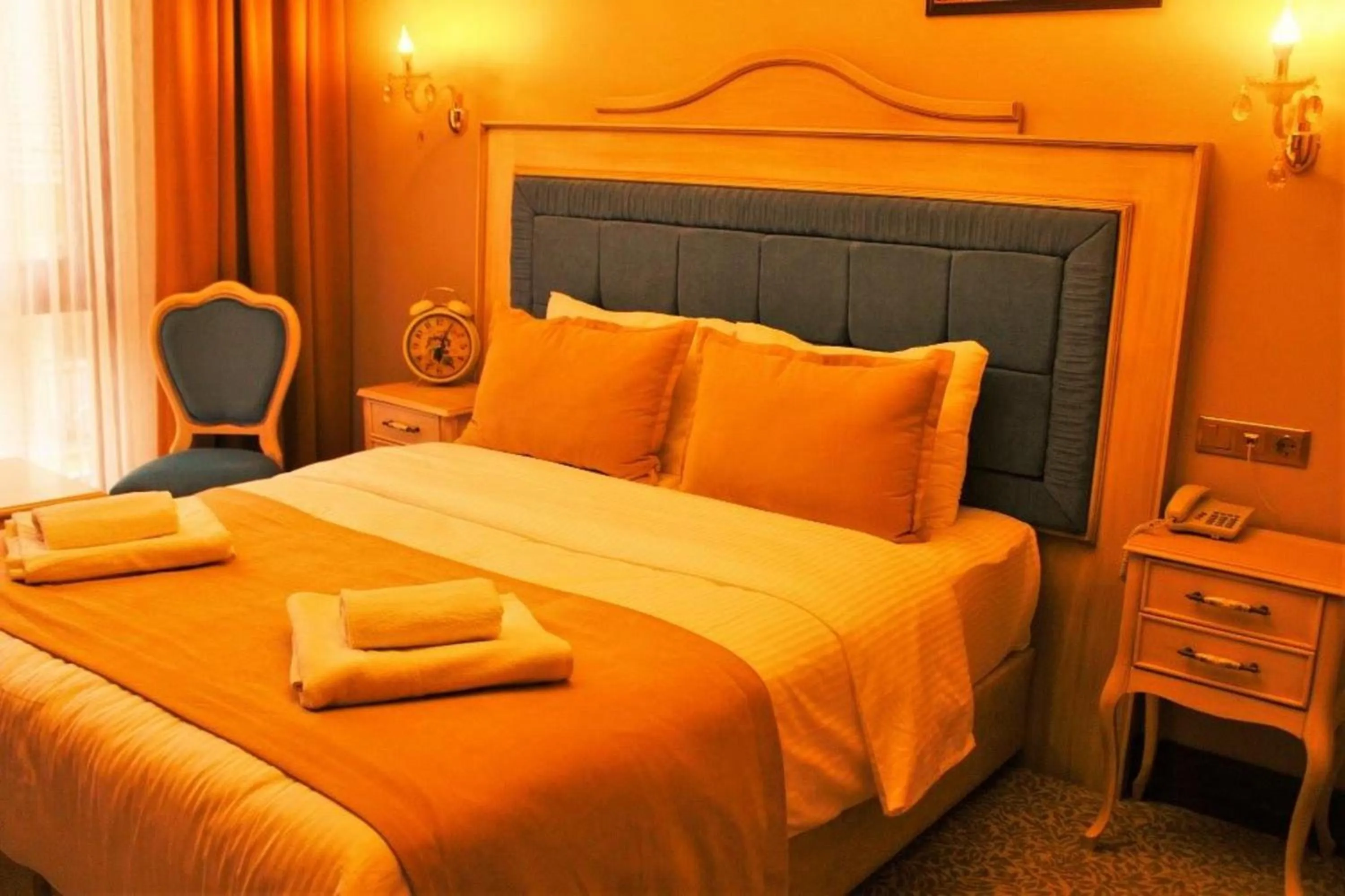 Photo of the whole room, Bed in Vendome Hotel