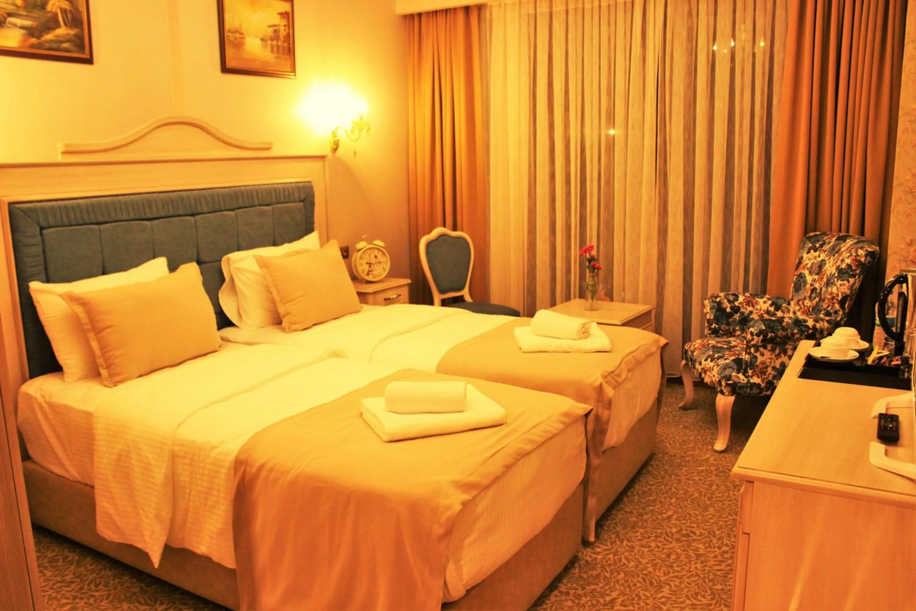 Photo of the whole room, Bed in Vendome Hotel