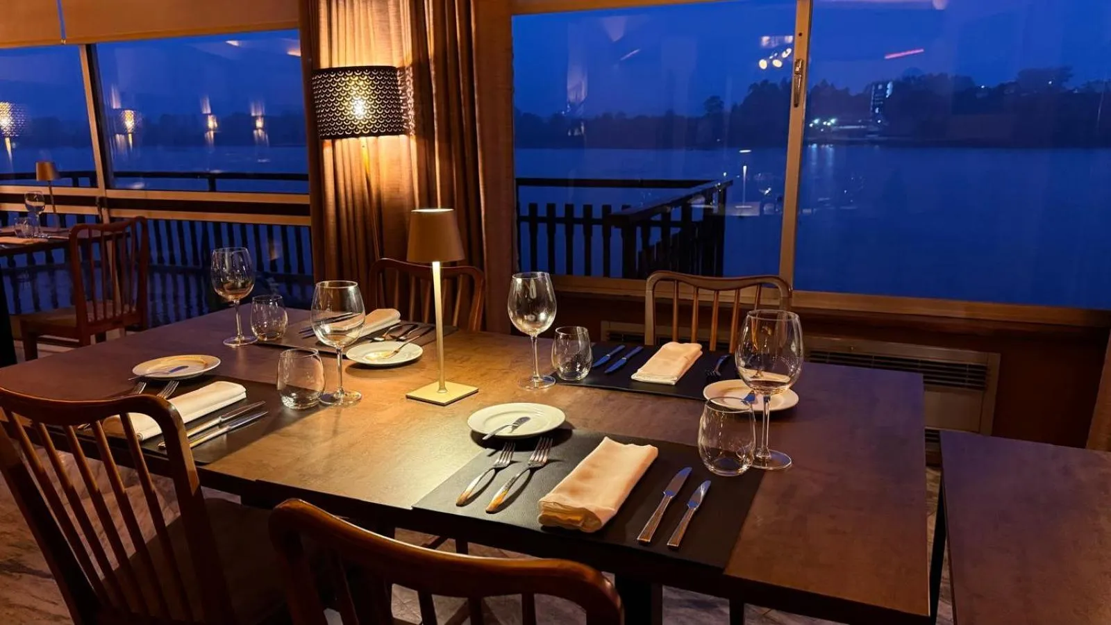 Restaurant/places to eat in Up Pateira Hotel