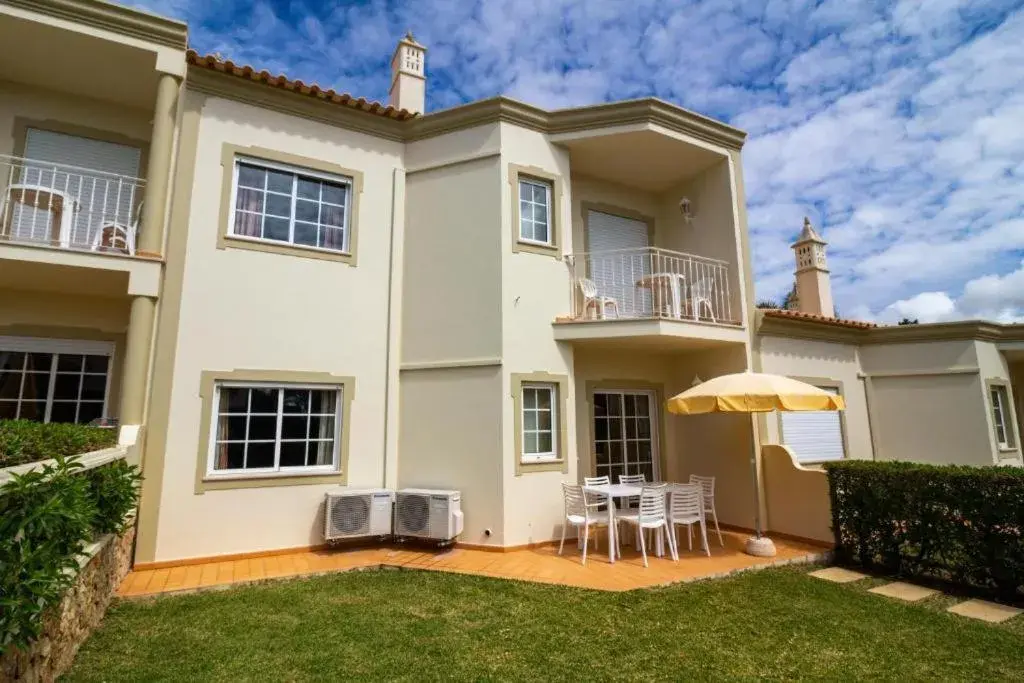 Property building in Vila do Castelo Property building in Vila do Castelo