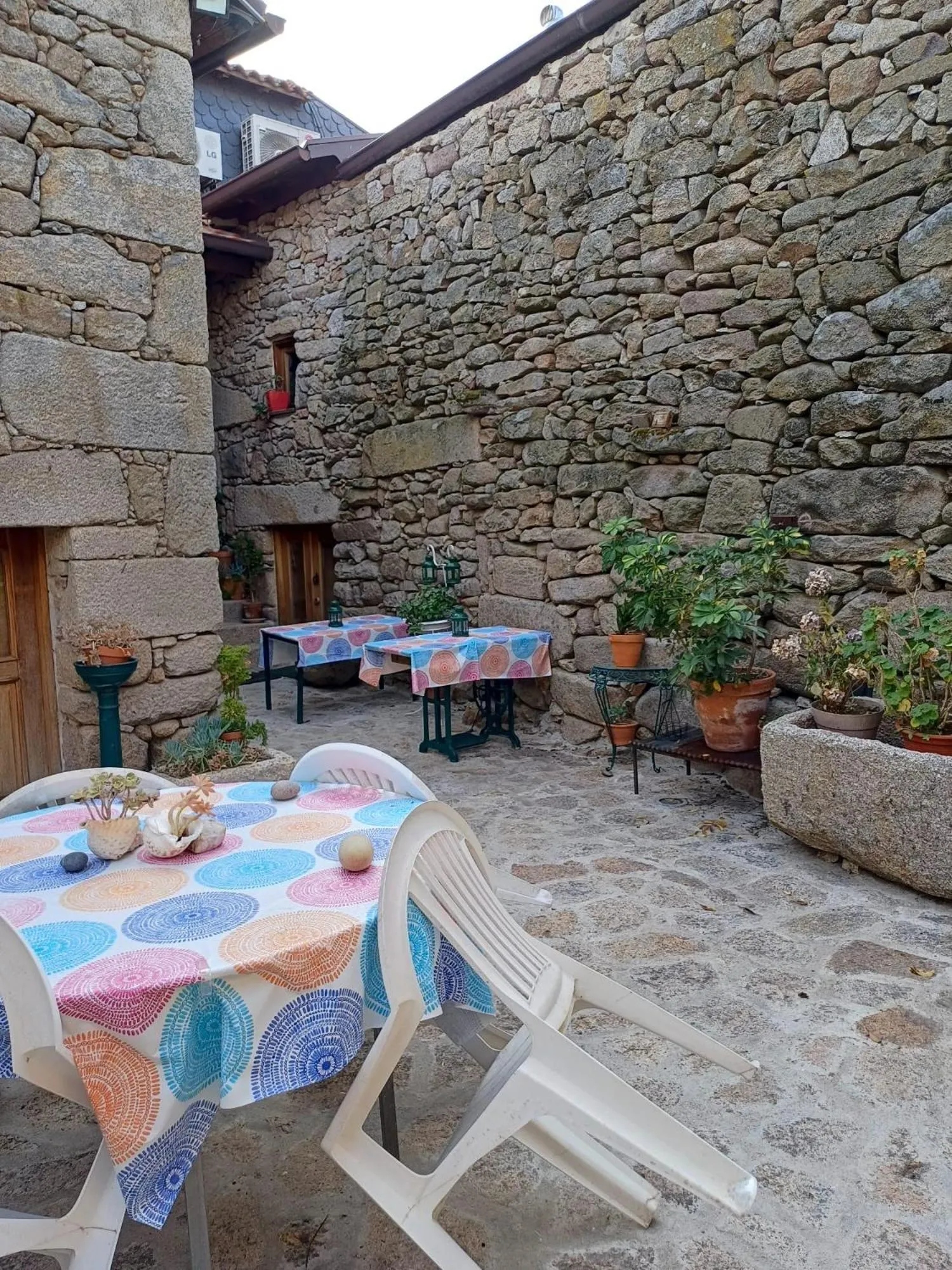 Inner courtyard view in Outros tempos Turismo de Aldeia