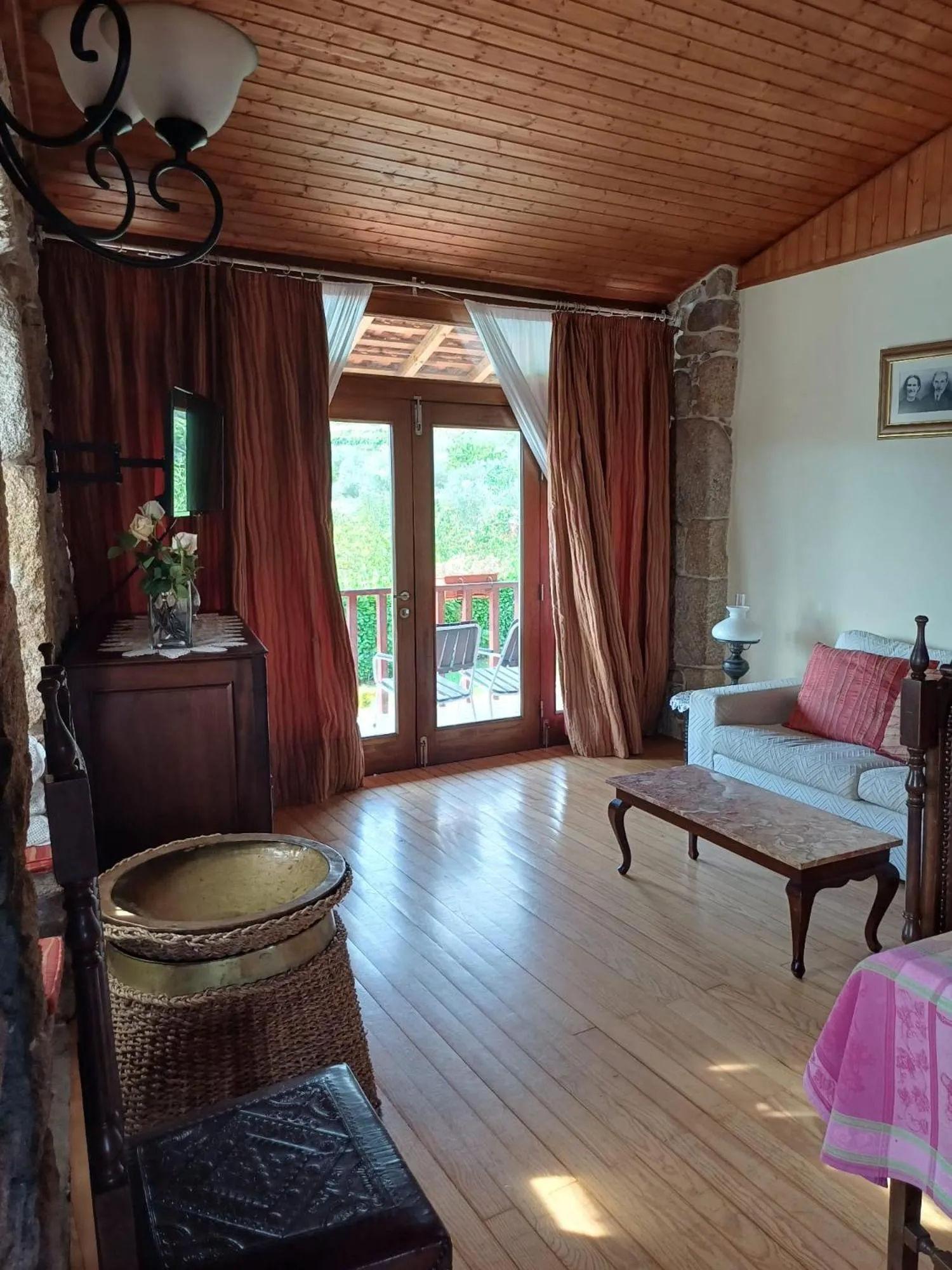 Living room, Bed in Outros tempos Turismo de Aldeia