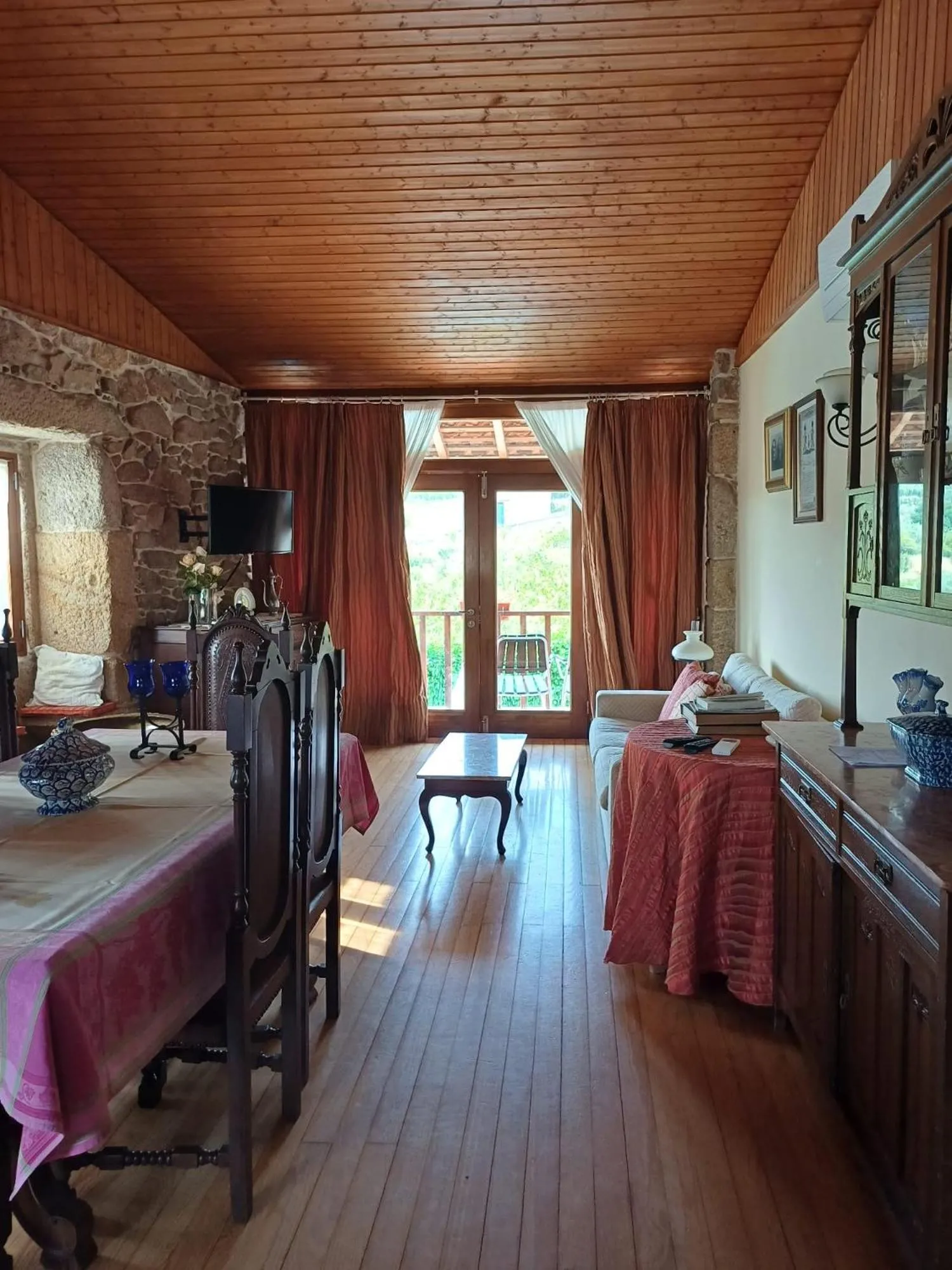 Communal lounge/ TV room in Outros tempos Turismo de Aldeia