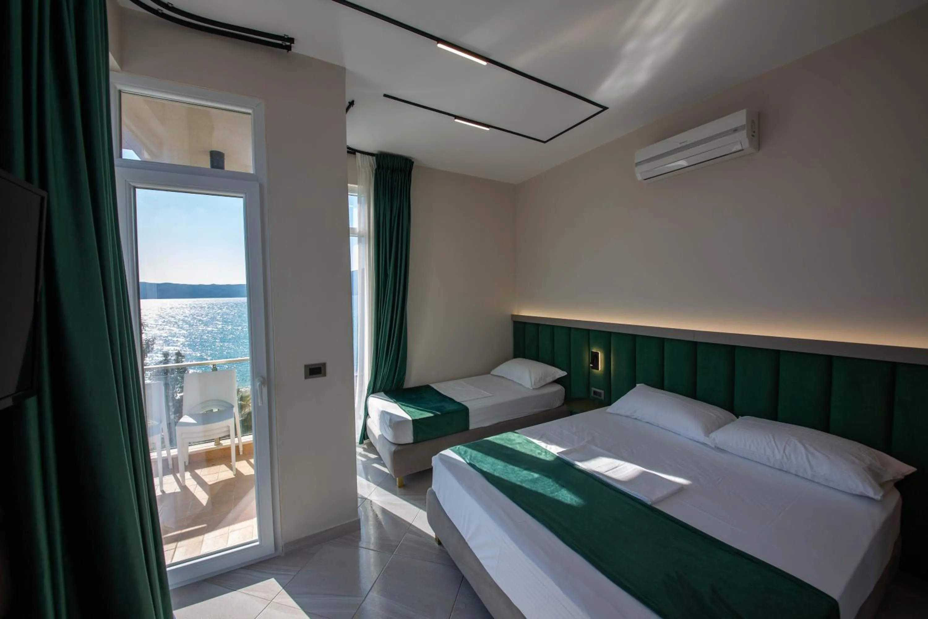 Triple Room with Balcony and Sea View in Hotel Royal