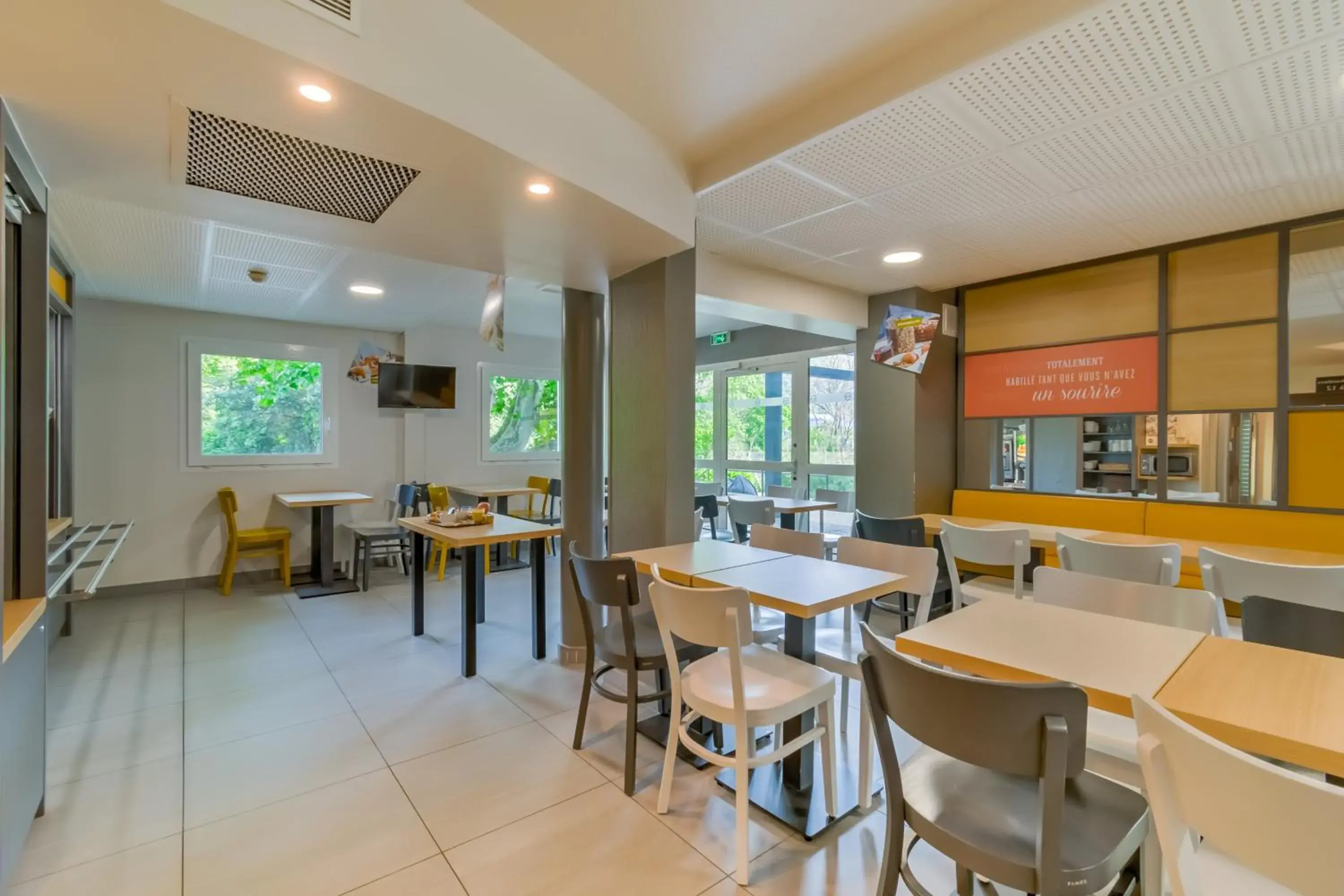 Buffet breakfast in B&B HOTEL Marseille La Valentine Buffet breakfast in B&B HOTEL Marseille La Valentine