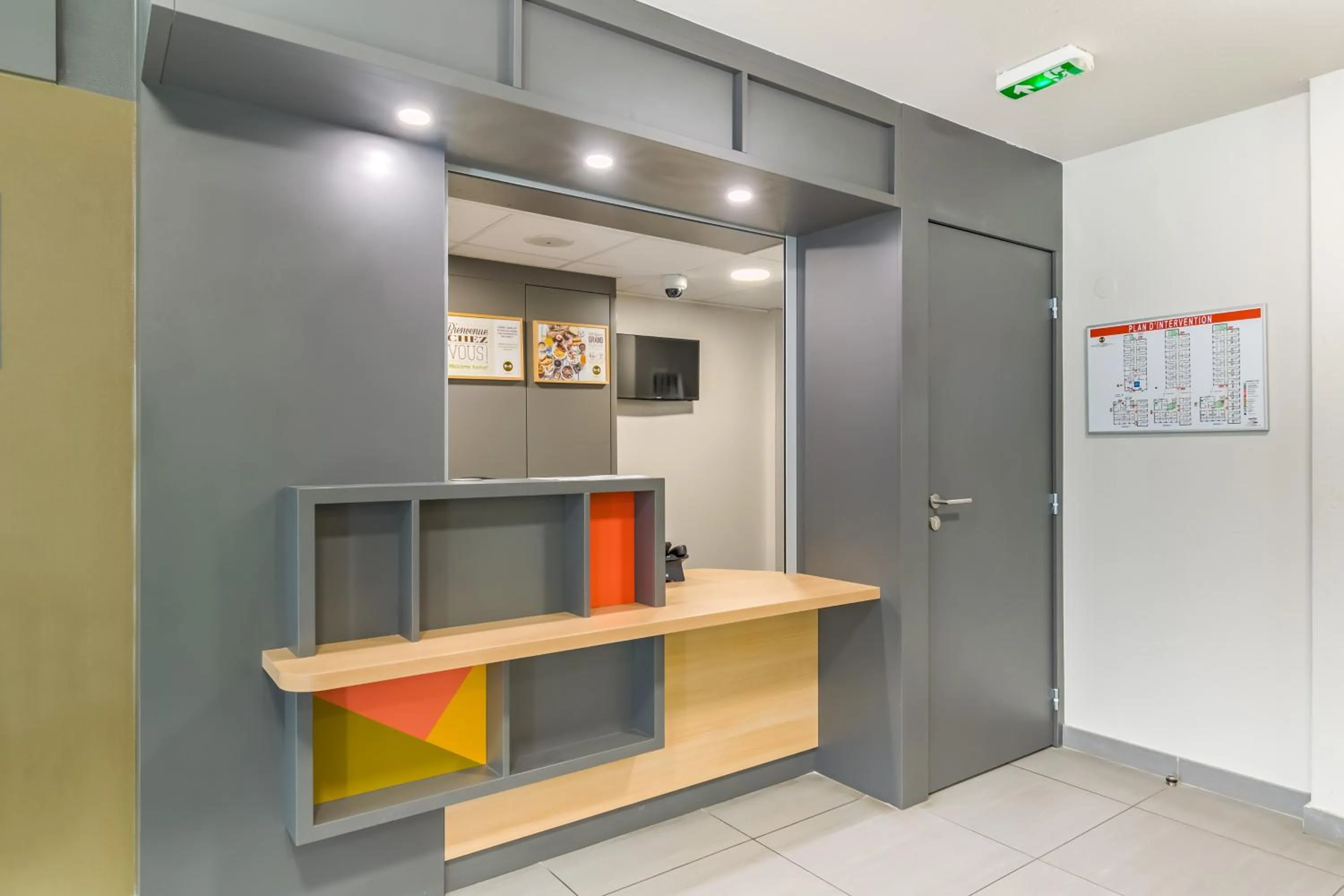 Lobby or reception in B&B HOTEL Marseille La Valentine