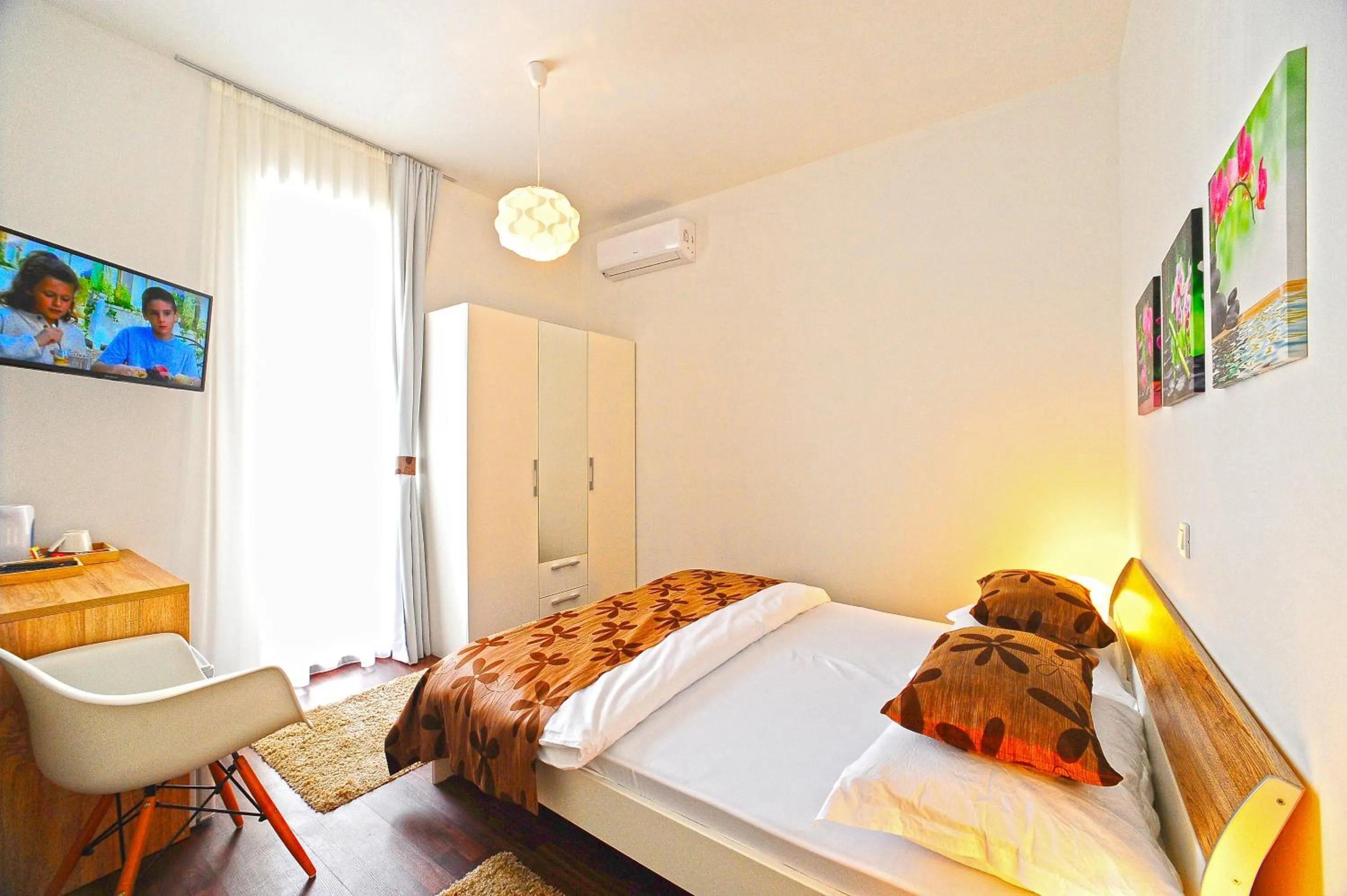 Bedroom, Bed in Valenti rooms