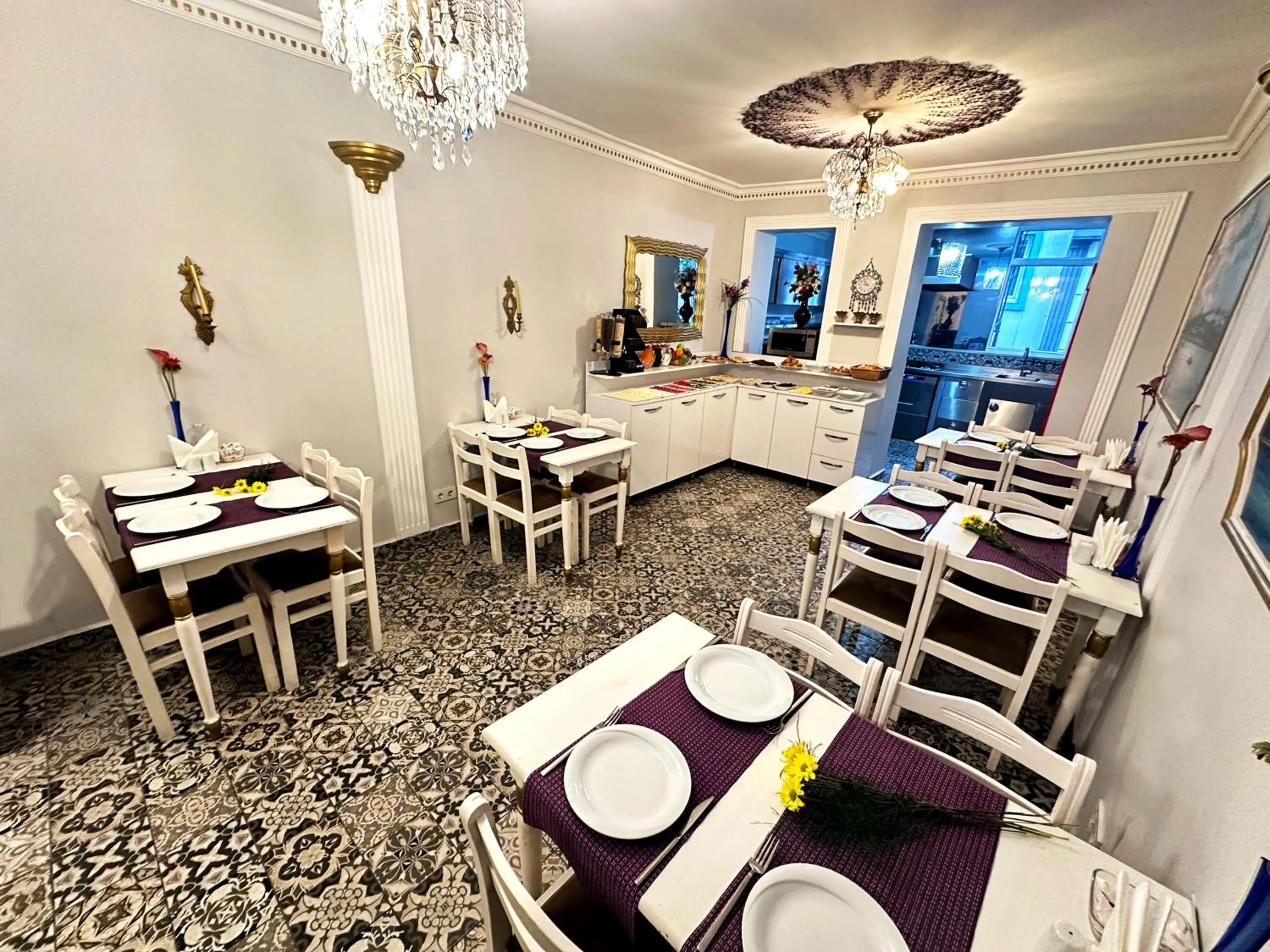 Communal lounge/ TV room in Modern Sultan Hotel