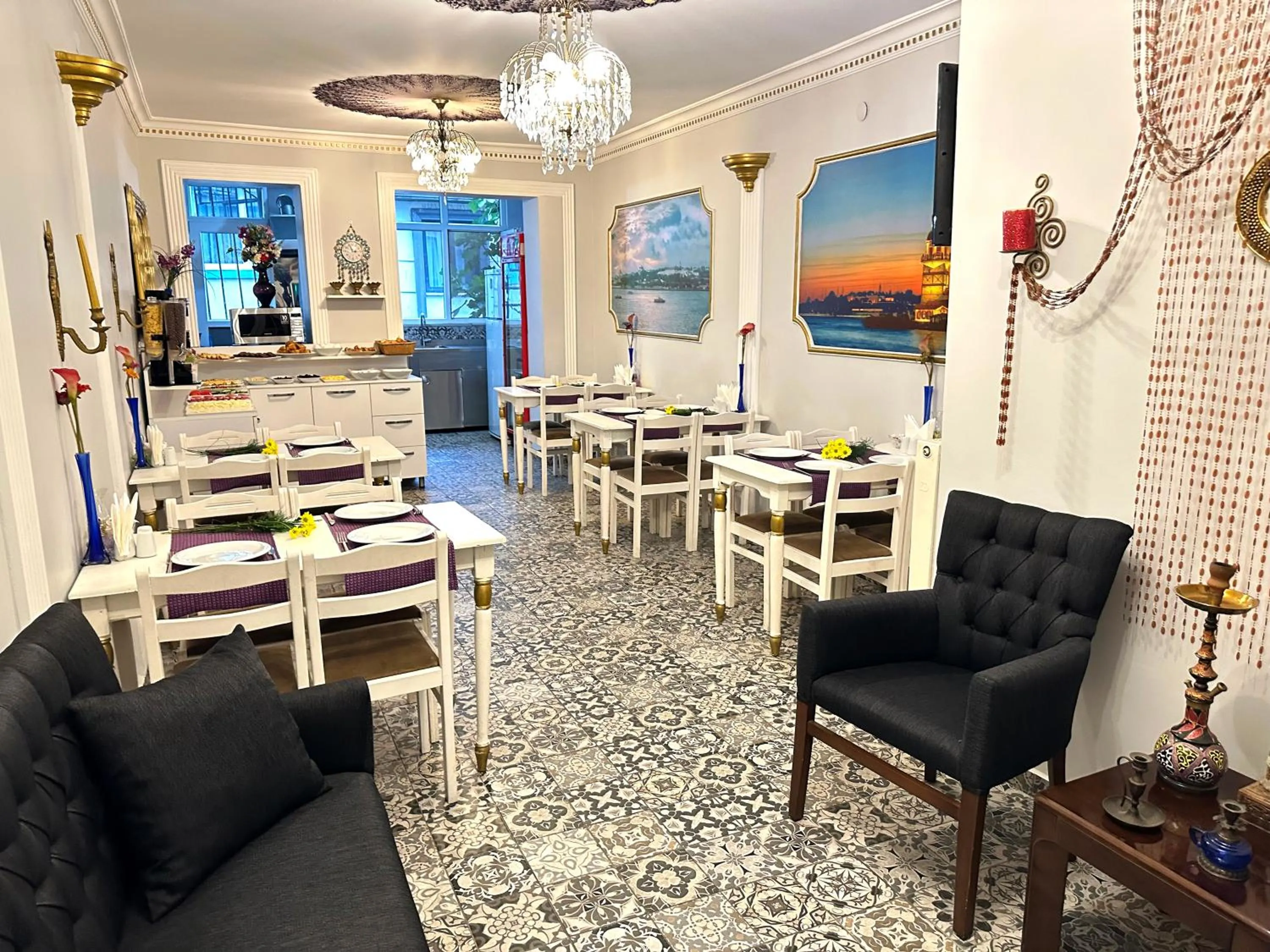 Communal lounge/ TV room in Modern Sultan Hotel