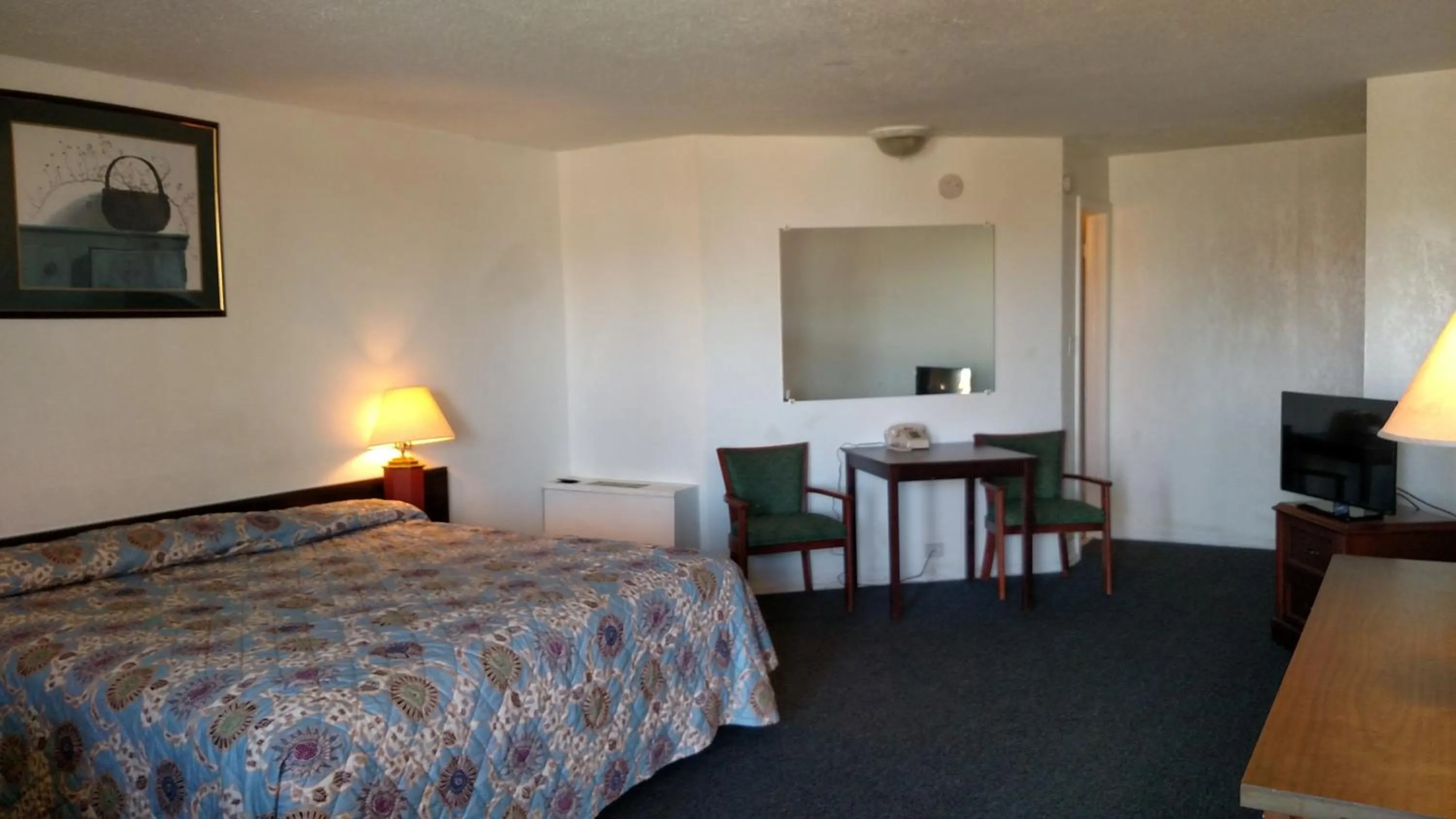 Seating area, Bed in Essex House Motel