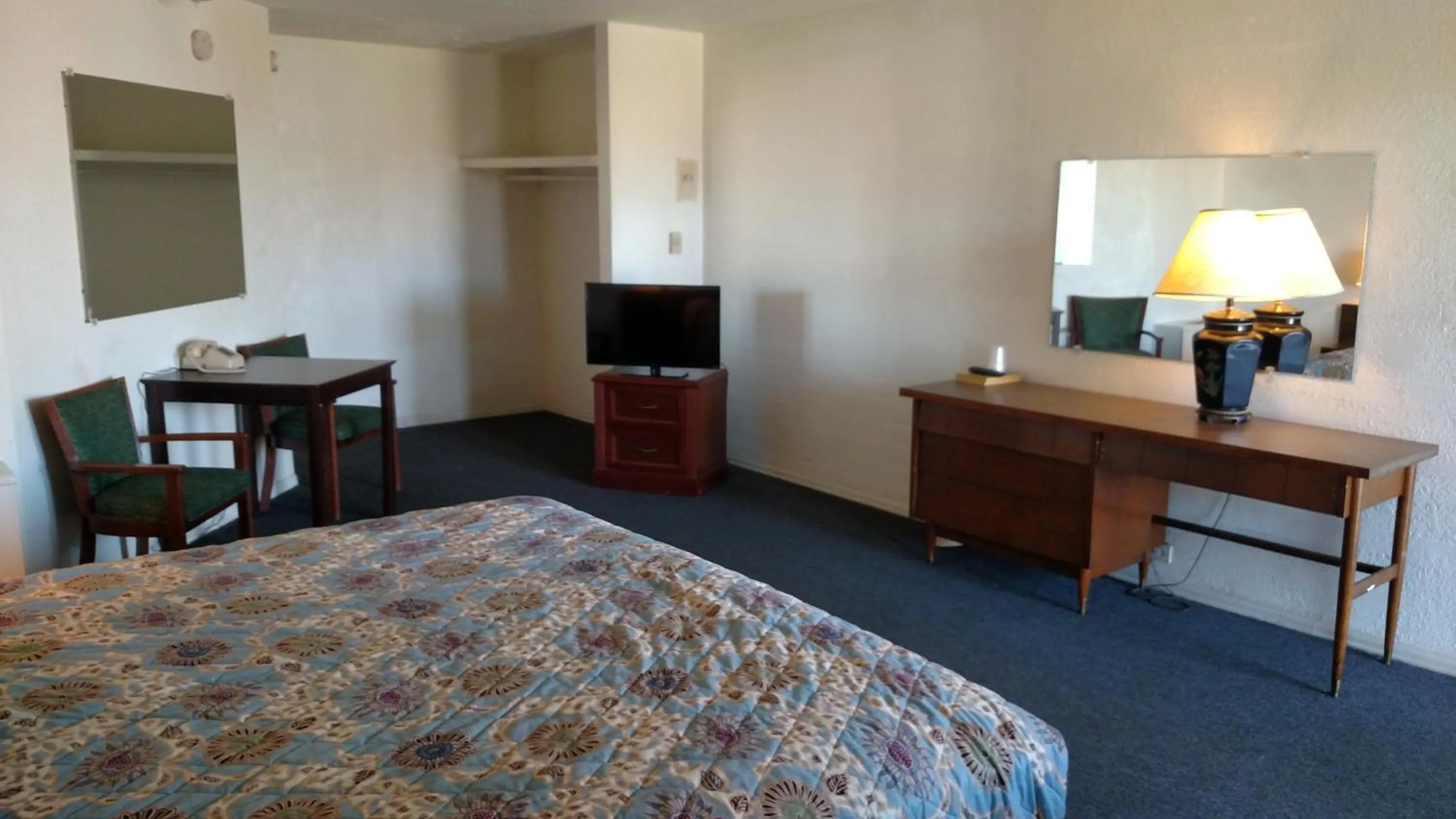 Seating area, Bed in Essex House Motel