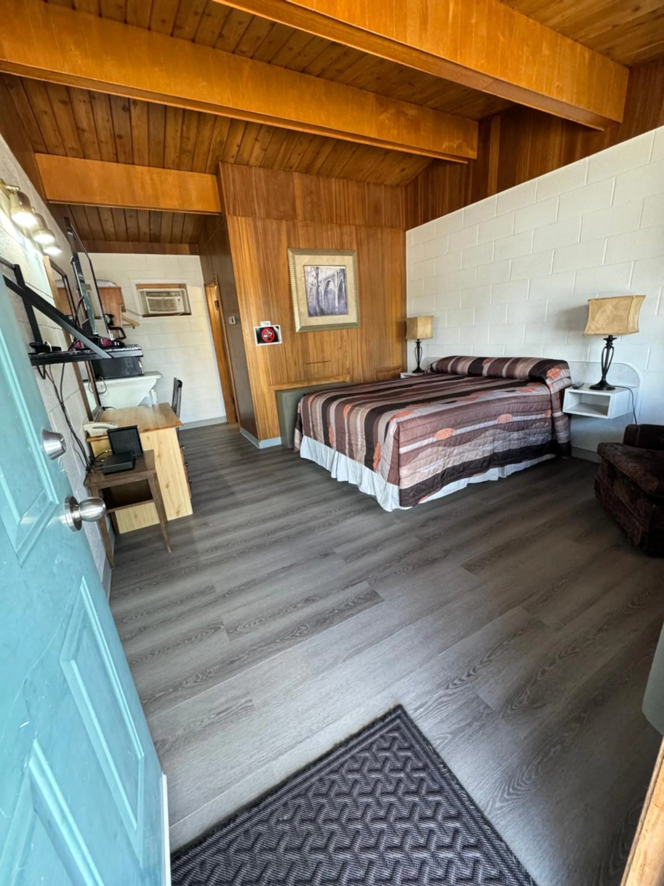 Standard Queen Room in Ace Crown Motel
