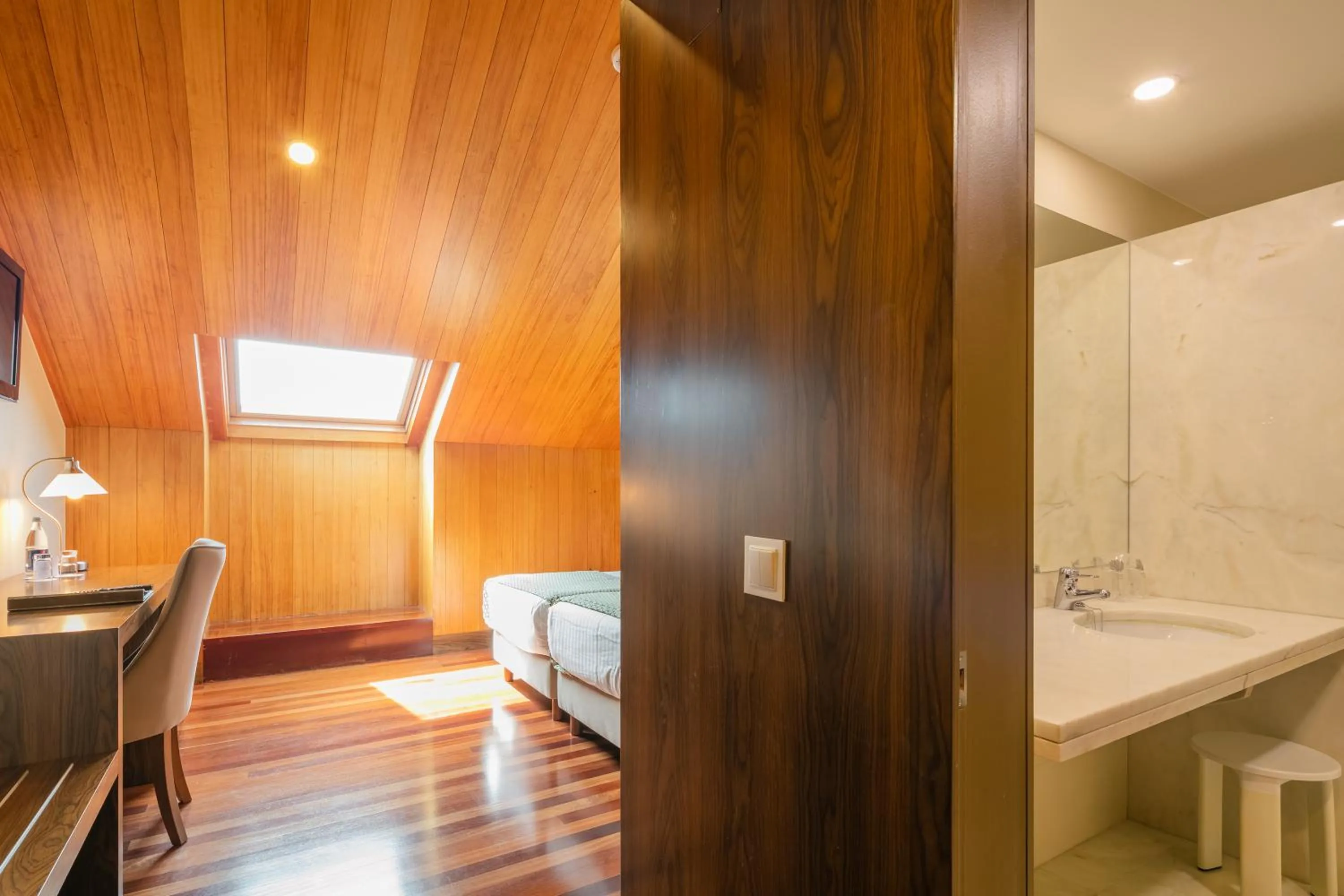 Bathroom, Bed in Forte de São Francisco Hotel Chaves