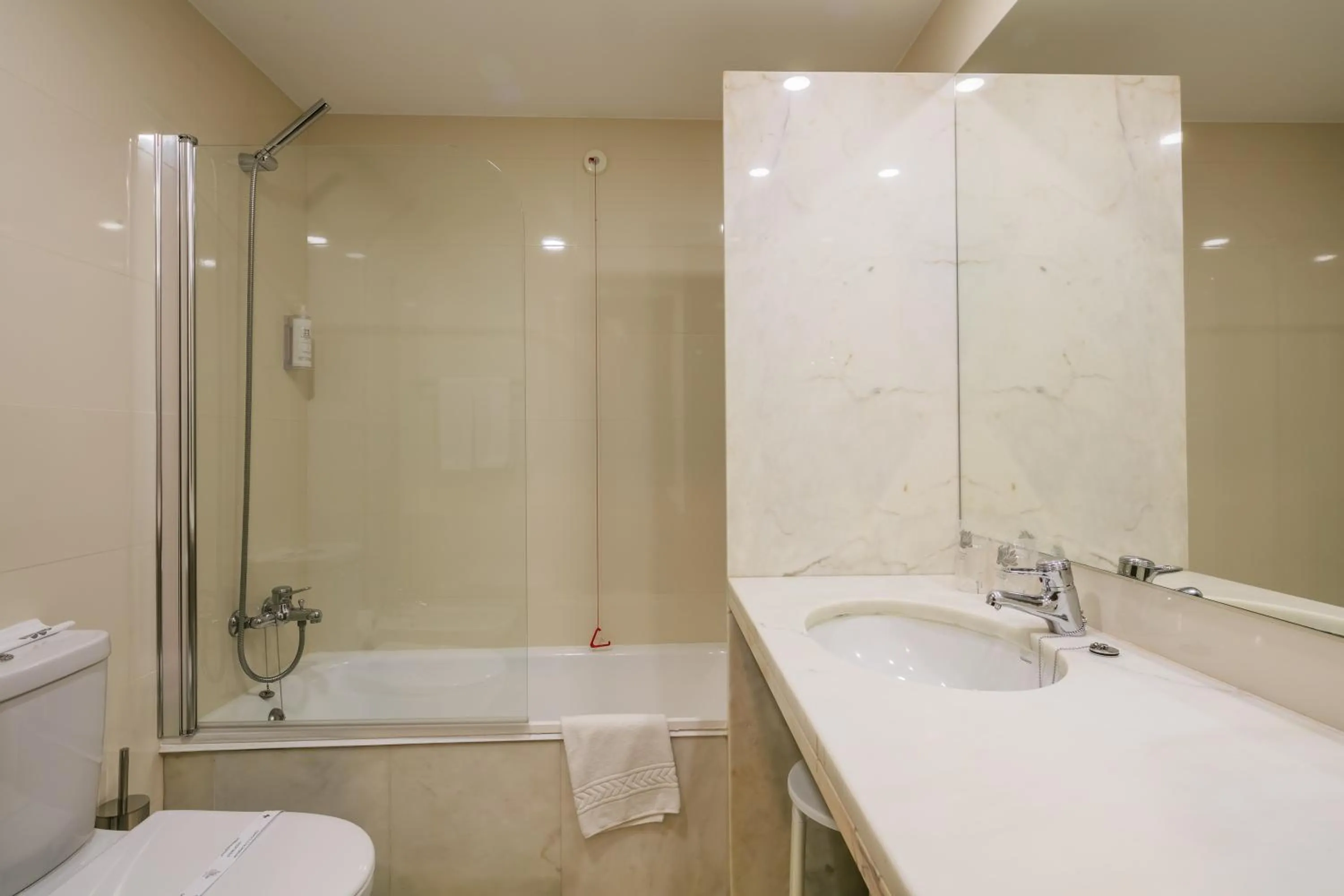 Toilet in Forte de São Francisco Hotel Chaves